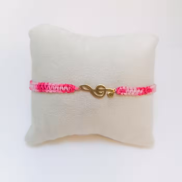 دستبند نخی دست بافت با پلاک نقره طرح کلید سل و روکش طلای 18 عیار و نانو سرامیک با ماندگاری بالا کد محصول 204