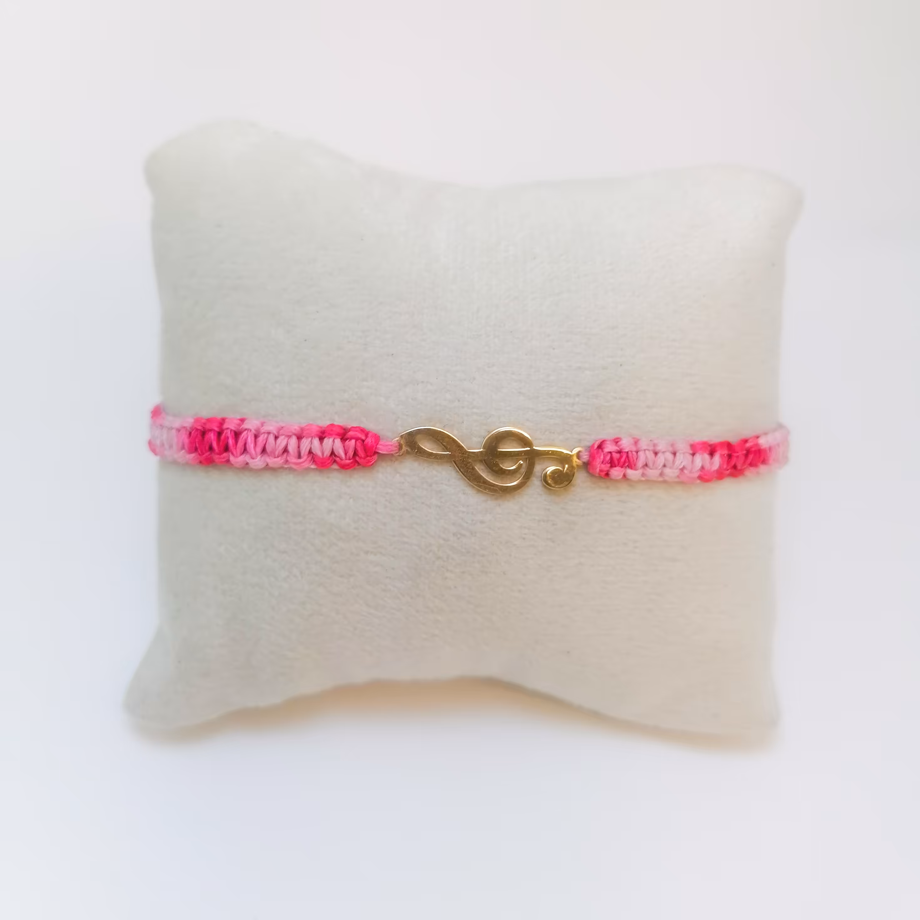 دستبند نخی دست بافت با پلاک نقره طرح کلید سل و روکش طلای 18 عیار و نانو سرامیک با ماندگاری بالا کد محصول 204