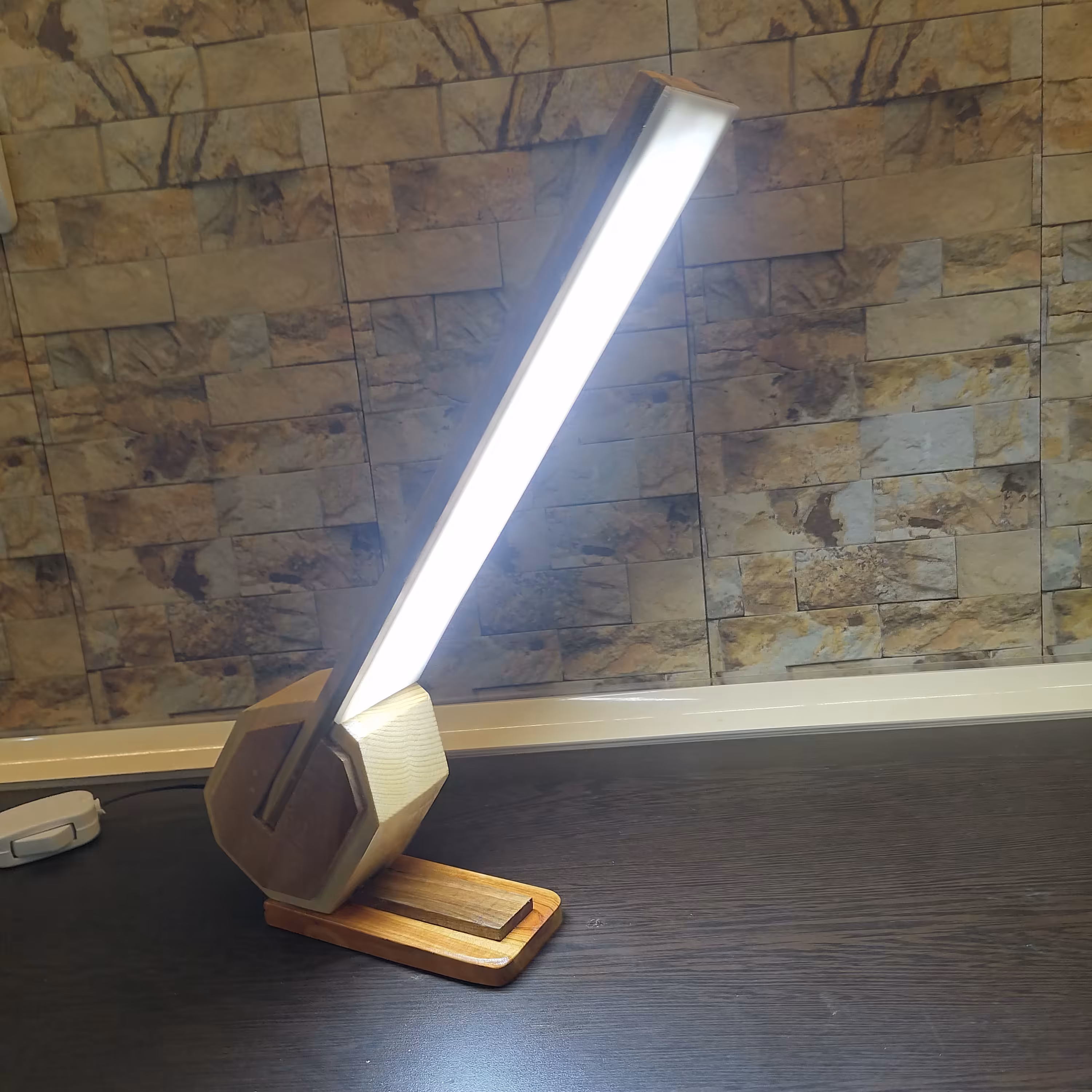 چراغ مطالعه تمام چوب 