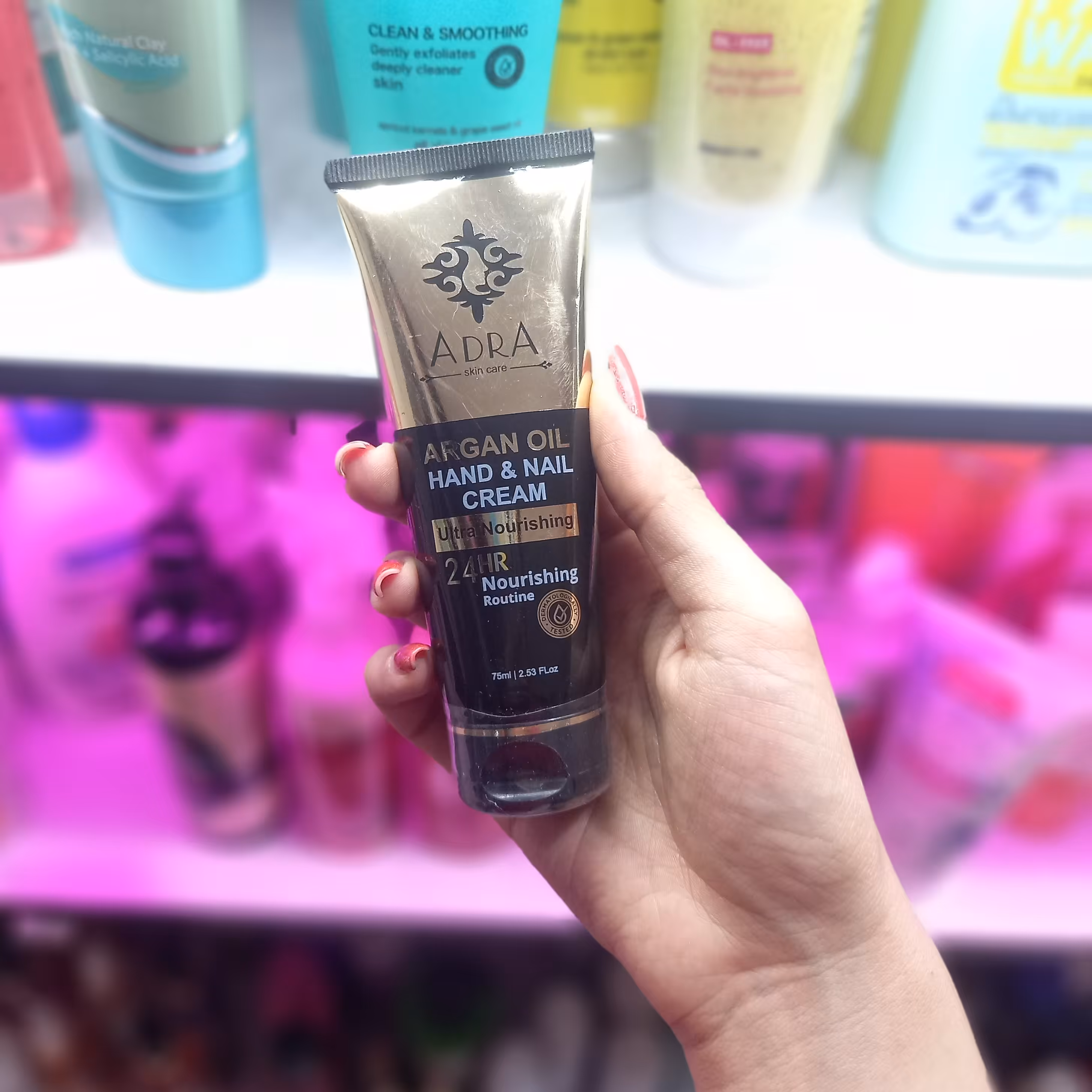 کرم مرطوب کننده دست و ناخن آدرا حاوی روغن آرگان