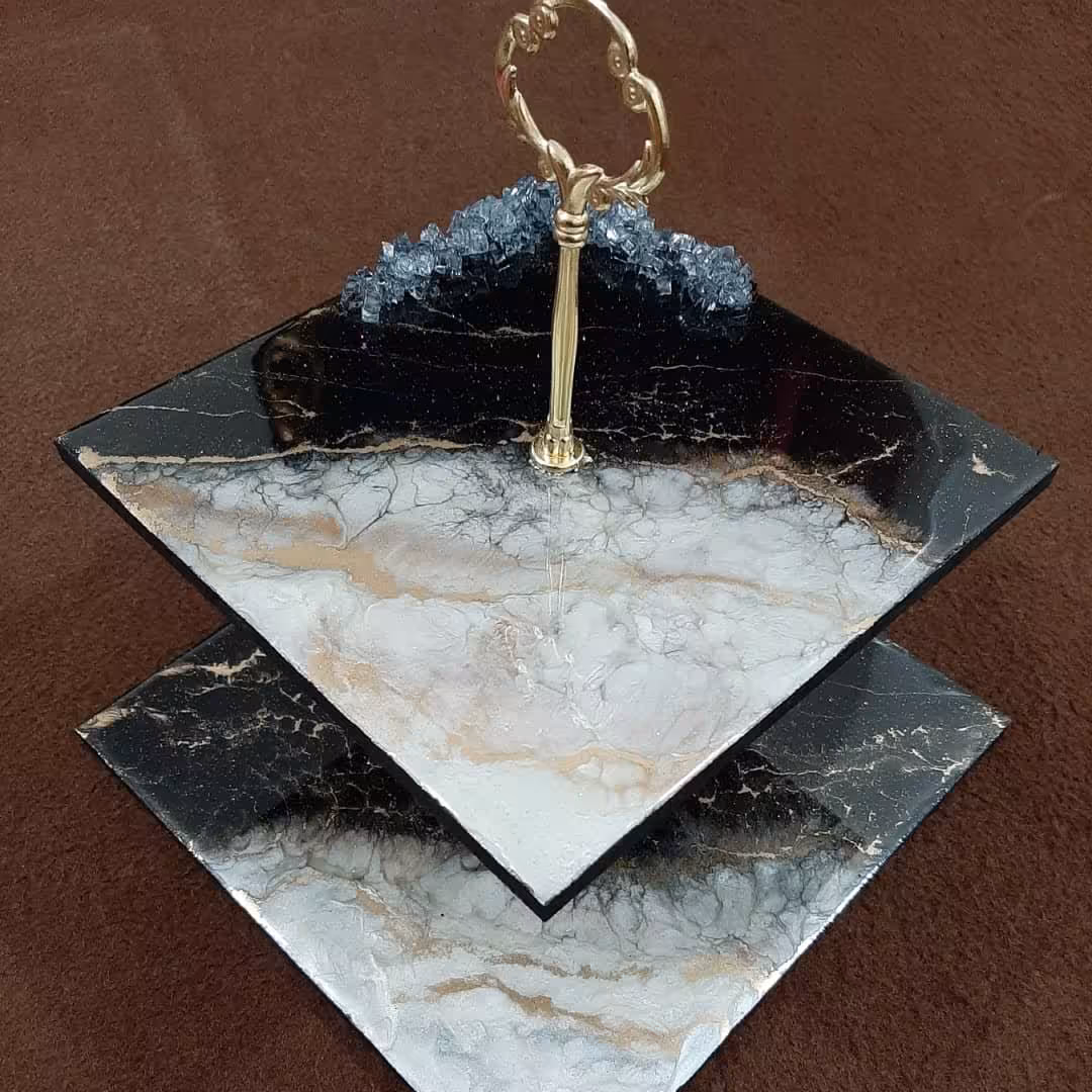 شیرینی خوری دو طبقه رزینی طرح مرمر سفید و مشکی تزئین شده با سنگ ژئود