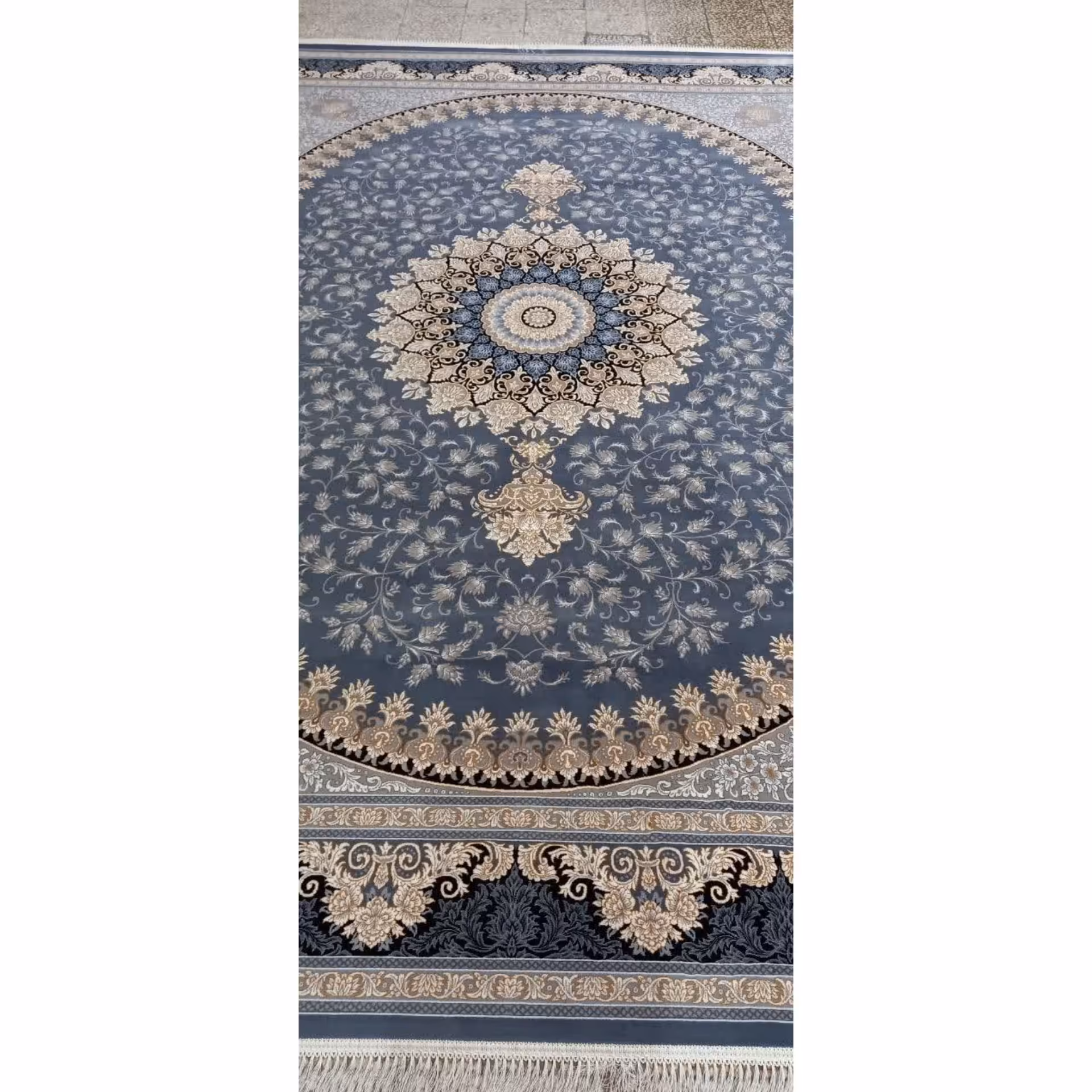 فرش ماشینی 700 شانه اصل تراکم 2550 طرح السا زمینه طوسی 12 متری جنس اکرولیک