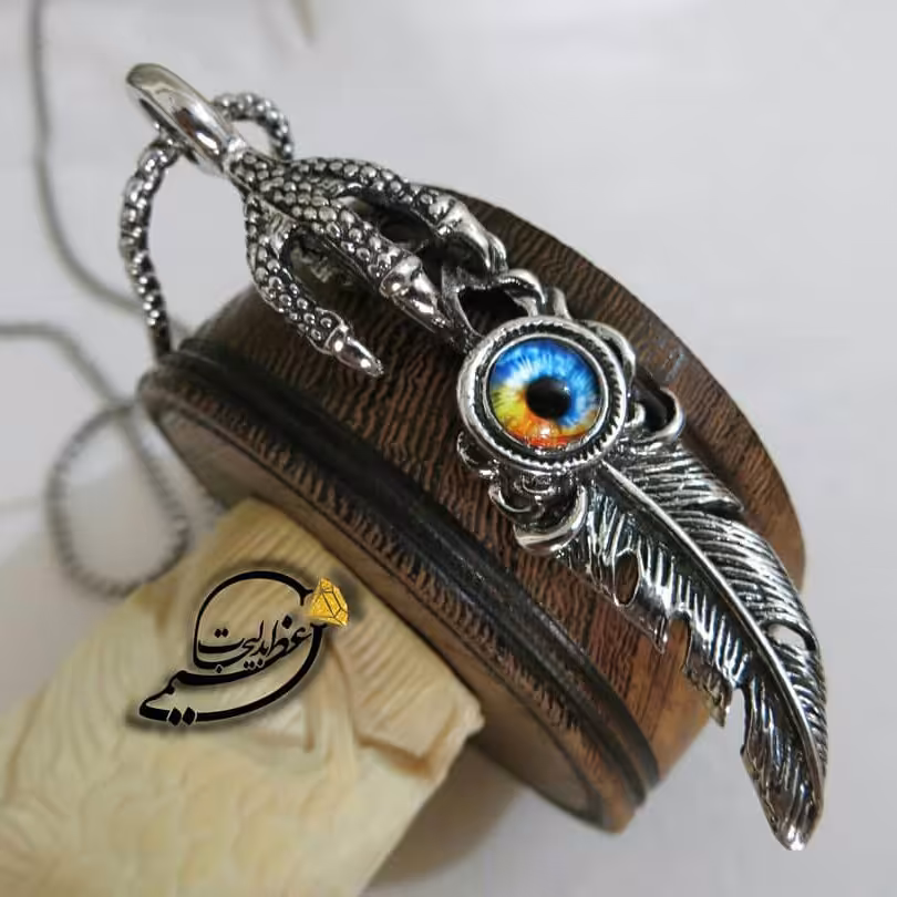گردنبند زیبای پر و دست و چشم خفن فوق العاده خاص با زنجیر استیل رنگ ثابت