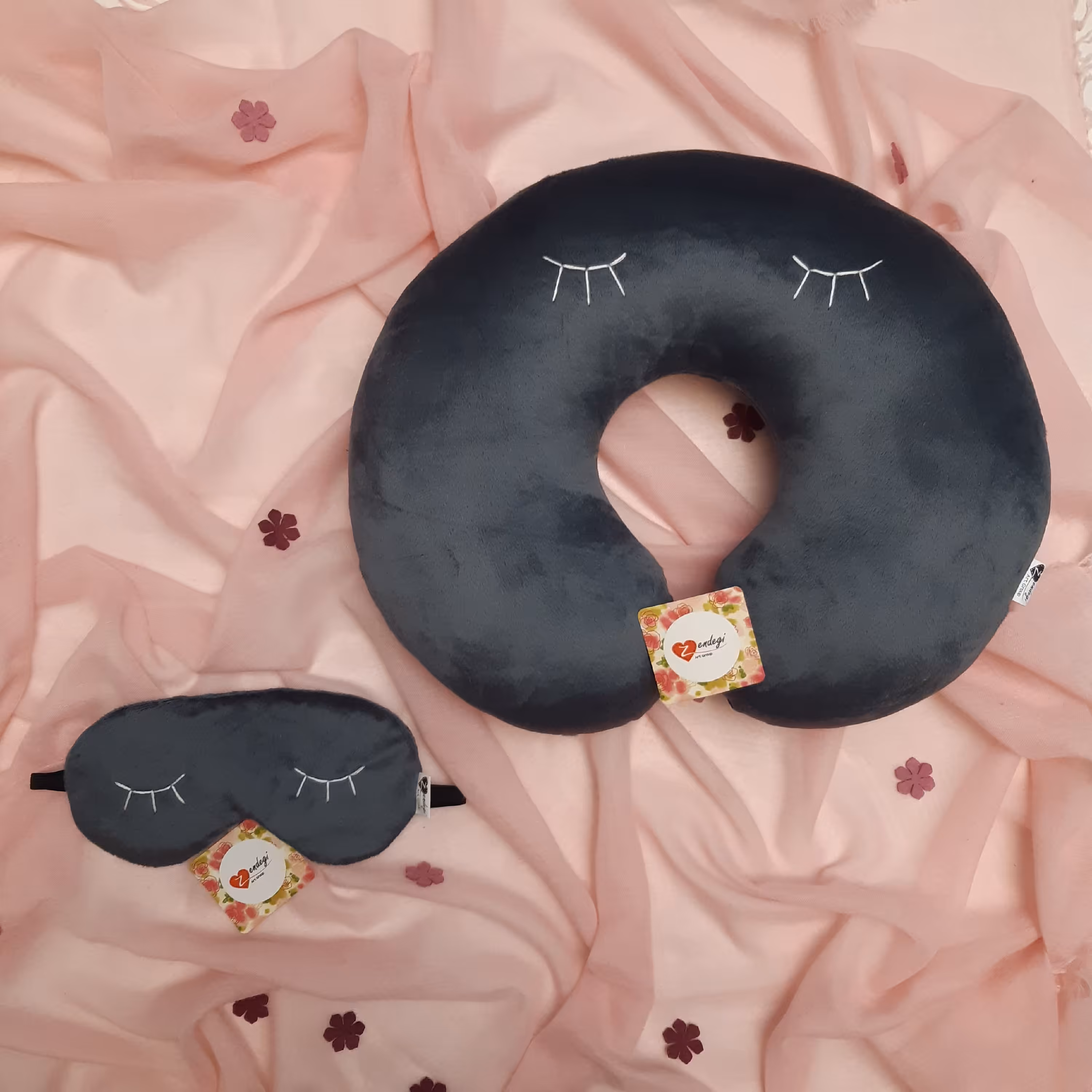 ست بالش دورگردنی و چشمبند طوسی تیره، طرح  مژه 