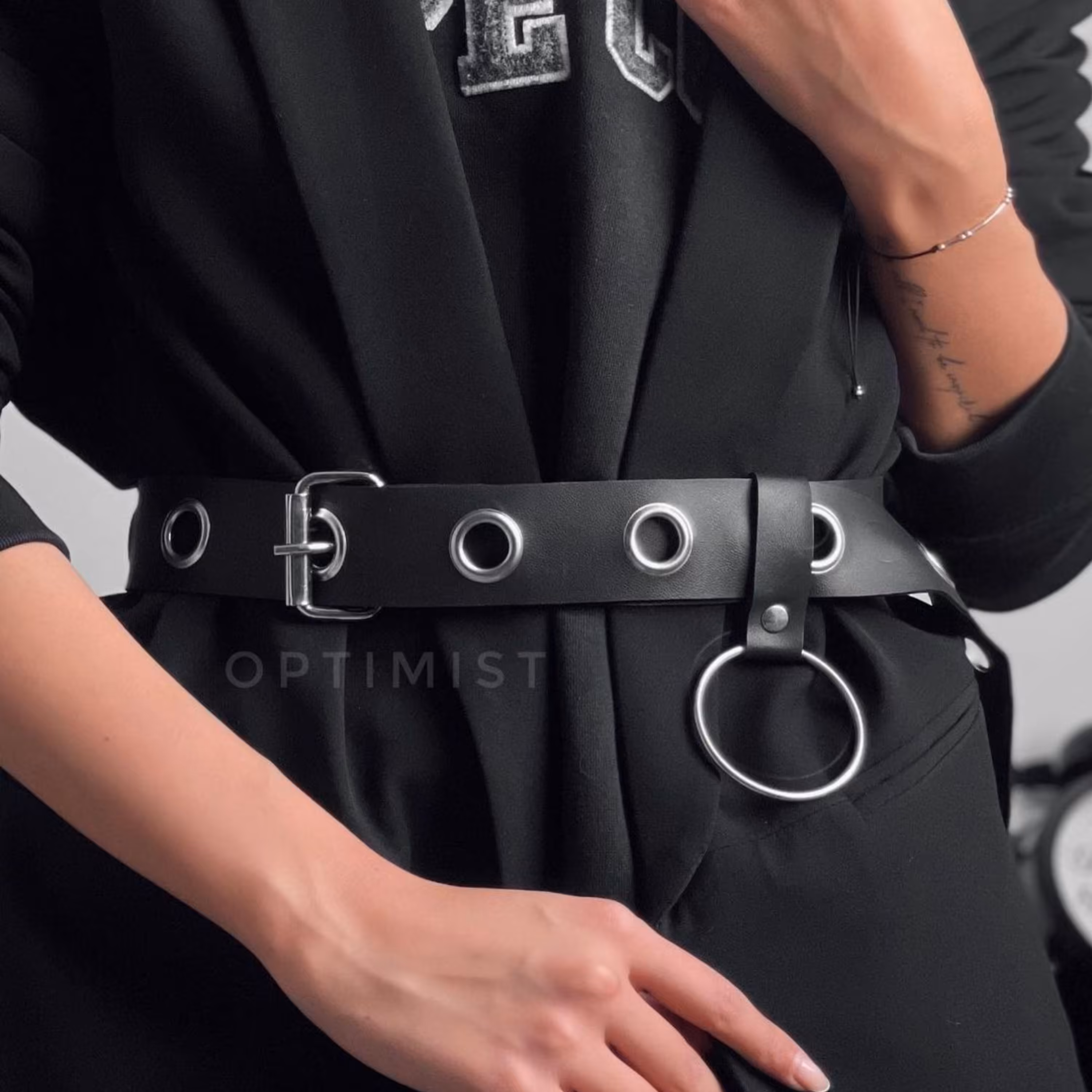 کمربند چرم تک پانچ مشکی دارای حلقه آویز