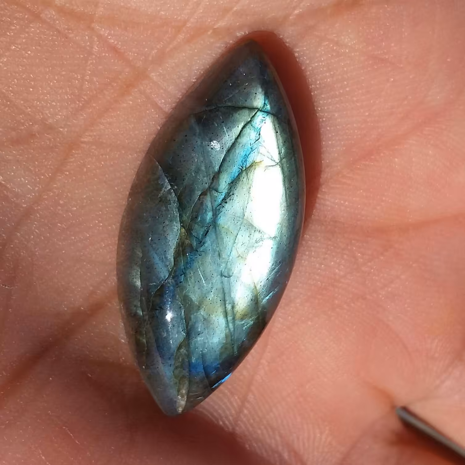 نگین لابرادوریت وارداتی از کشور کانادا (لابرادور) تراش فانتزی با تلالوئی بی نظیر کد 10027