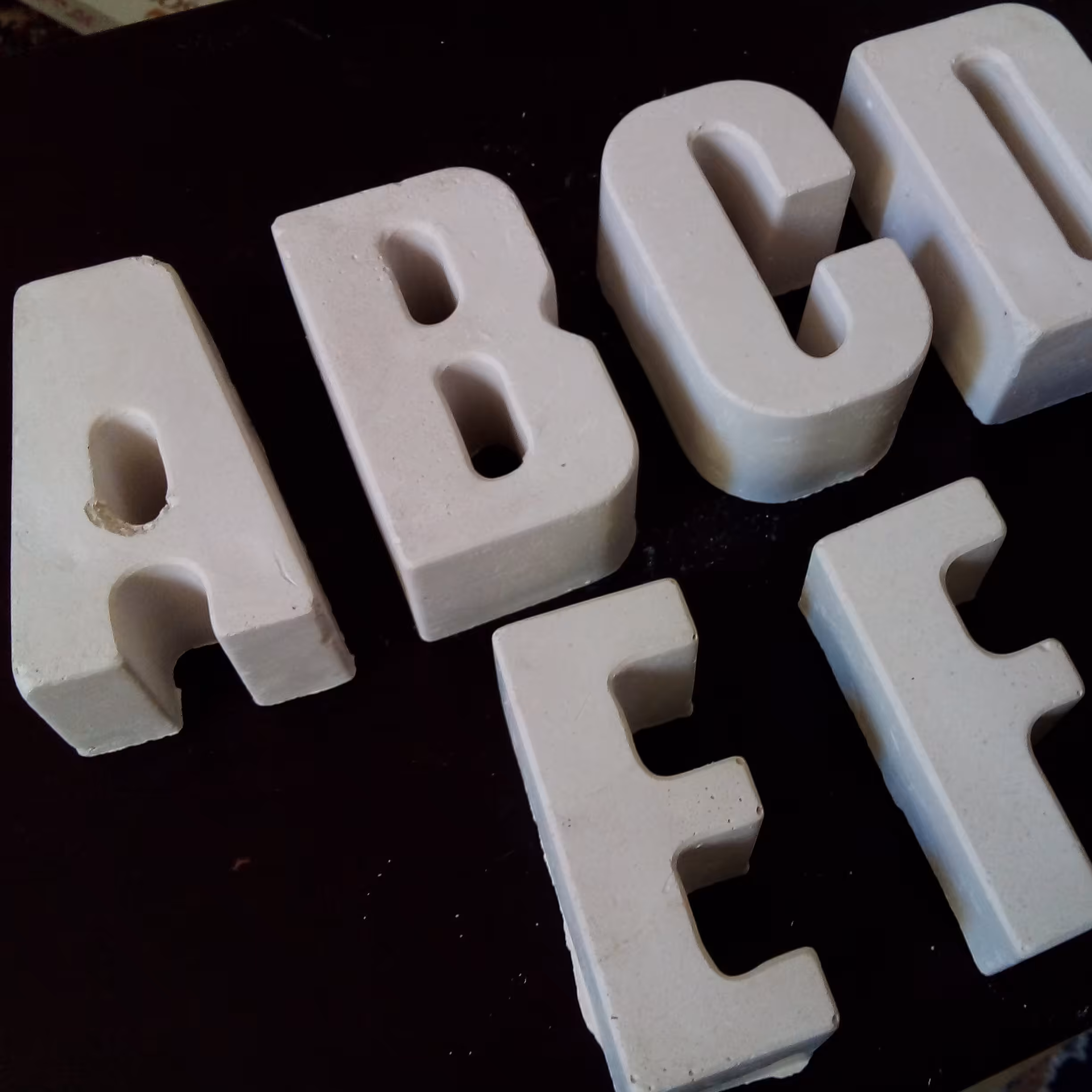 آجرحروف انگلیسی  برای اموزش زبان انگلیسی  به نواموزان دانش اموزان  اسباب بازی فکری38حرف انگلیسی  وتمرین کردن ساختن حروف