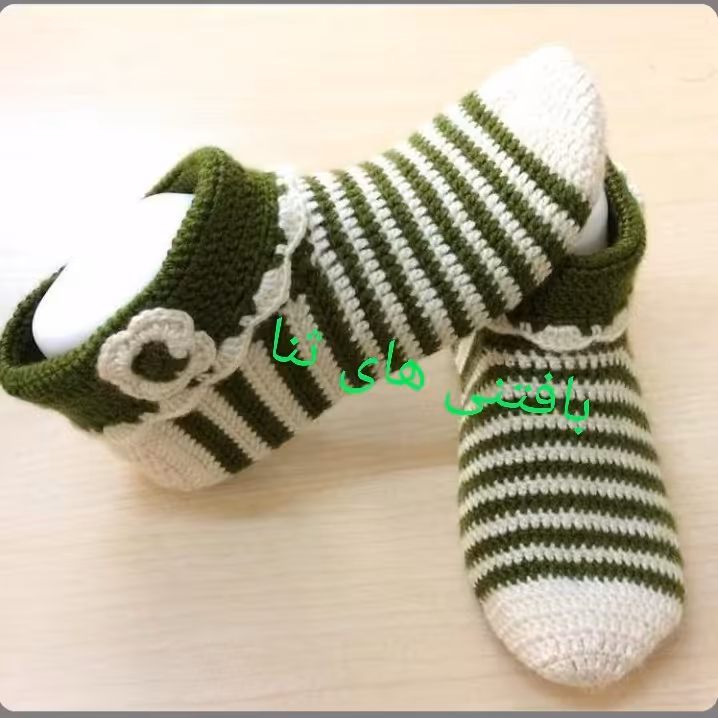 پاپوش ساقدار دو رنگ در سایز دلخواه شما در غرفه بافتنی های ثنا  قابل بافت با کاموا ایرانی و ترک  طبق سفارش شما