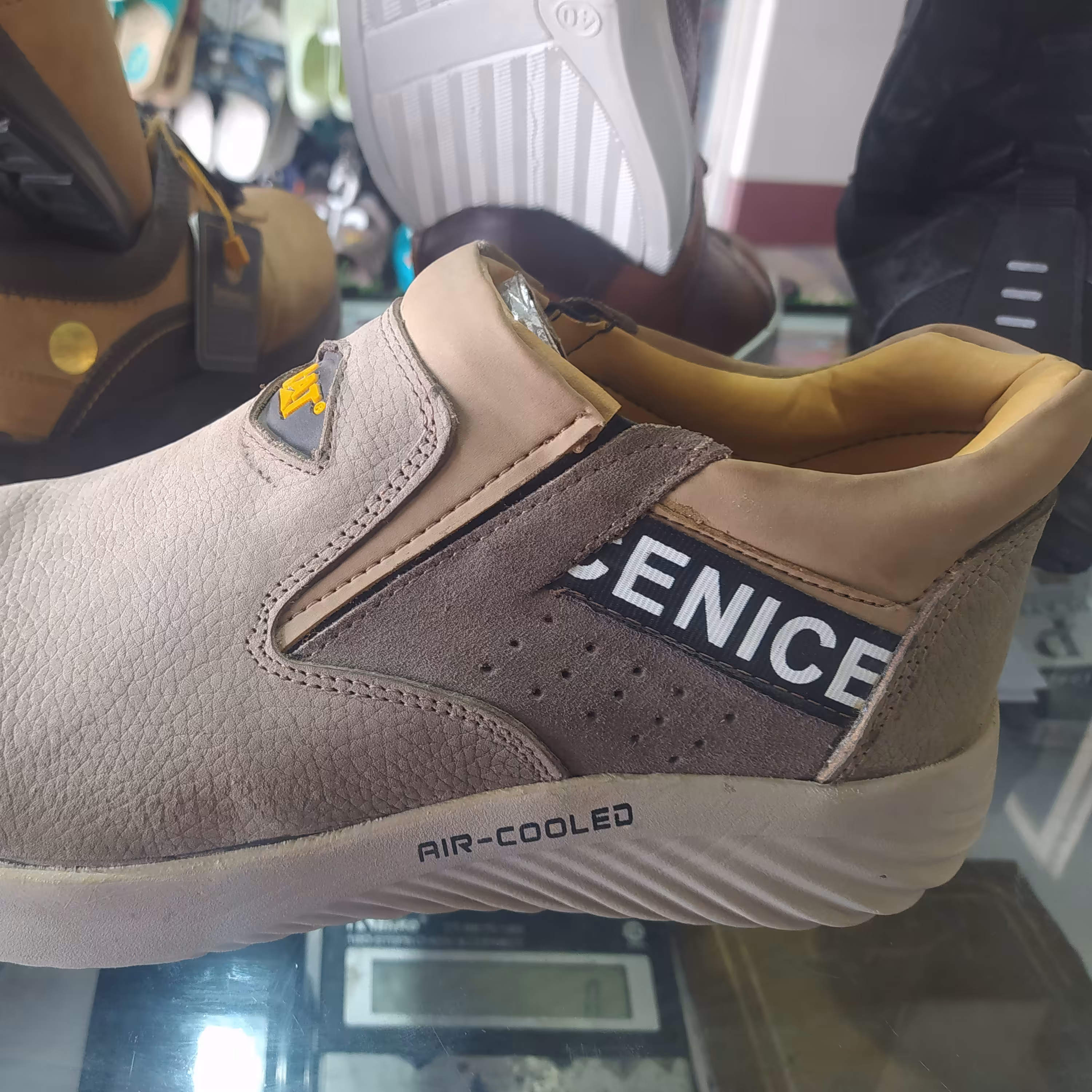 کفش تمام چرم تبریز درجه 1.با دام بالا.شیک راحت.سبک .رنگ کرم خاکی . سایز 40تا 44