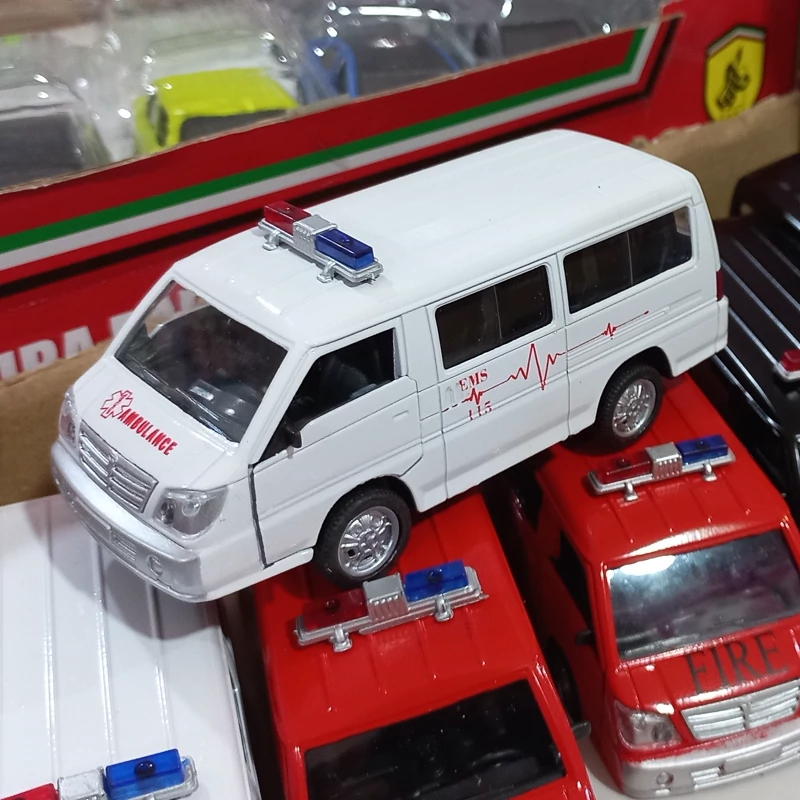 آمبولانس فلزی ماشین اسباب بازی  در باز شو و ماشین آتش نشانی