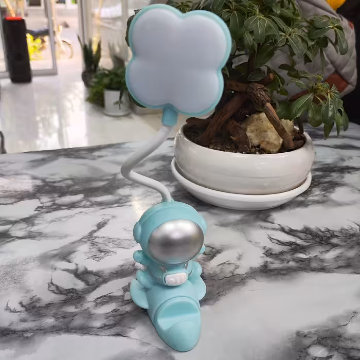 چراغ مطالعه رومیزی فضانورد استند دار  با کیفیت عالی 