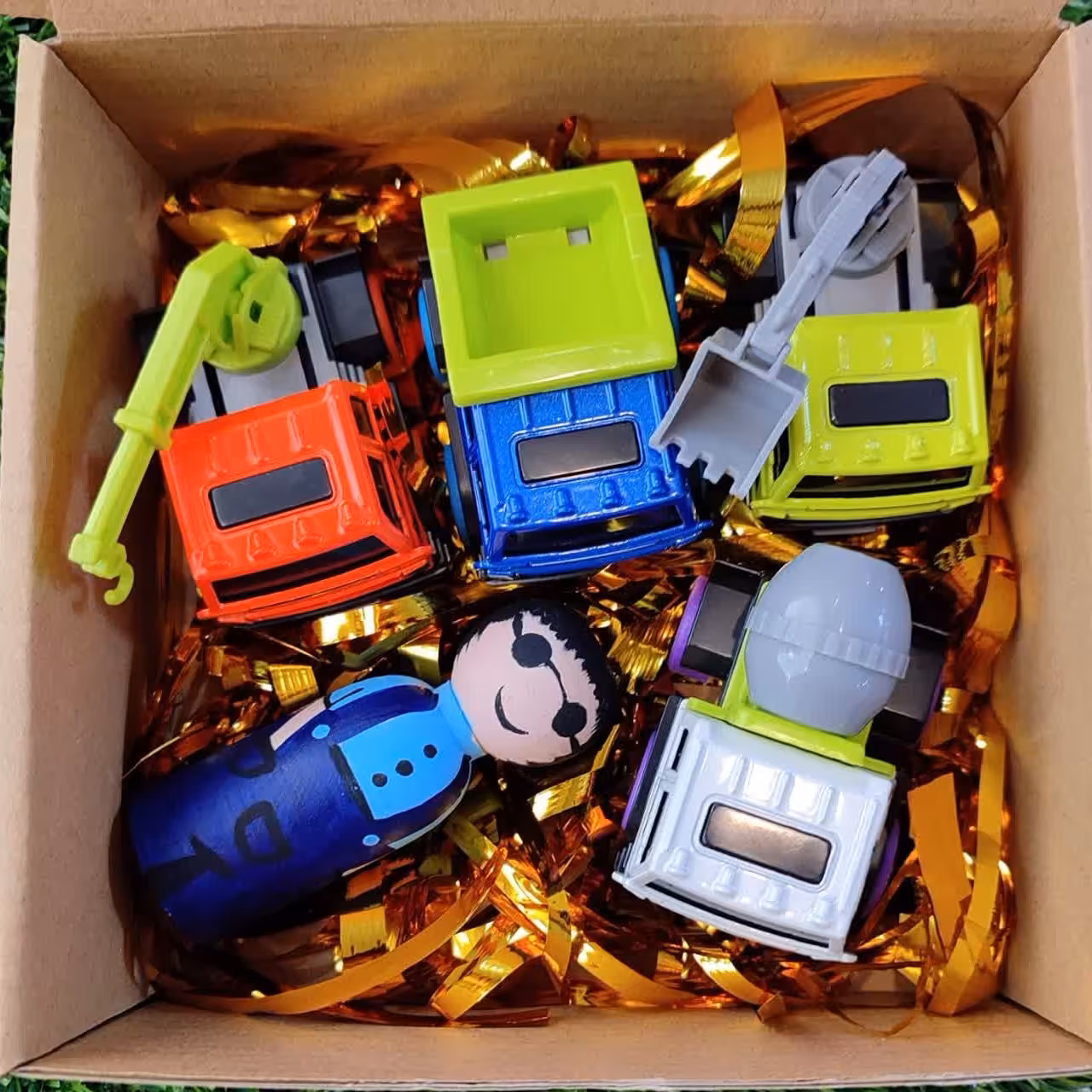 باکس هدیه پسرانه شامل چهار عدد ماشین و عروسک چوبی 