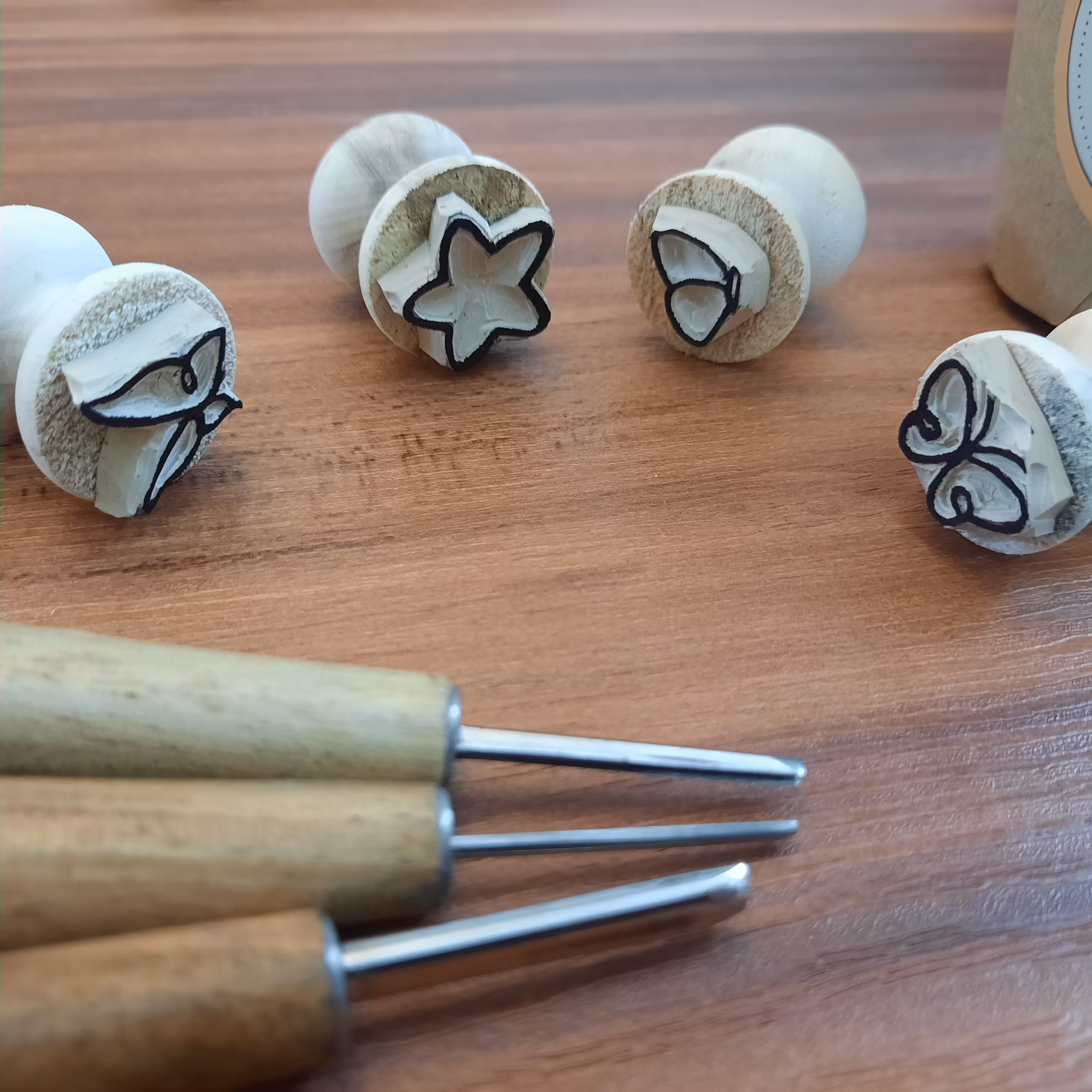 مهر مینیمال لینو مناسب تشویقی بچها و زیبایی دفترهاتون با پایه دسته دار چوبی