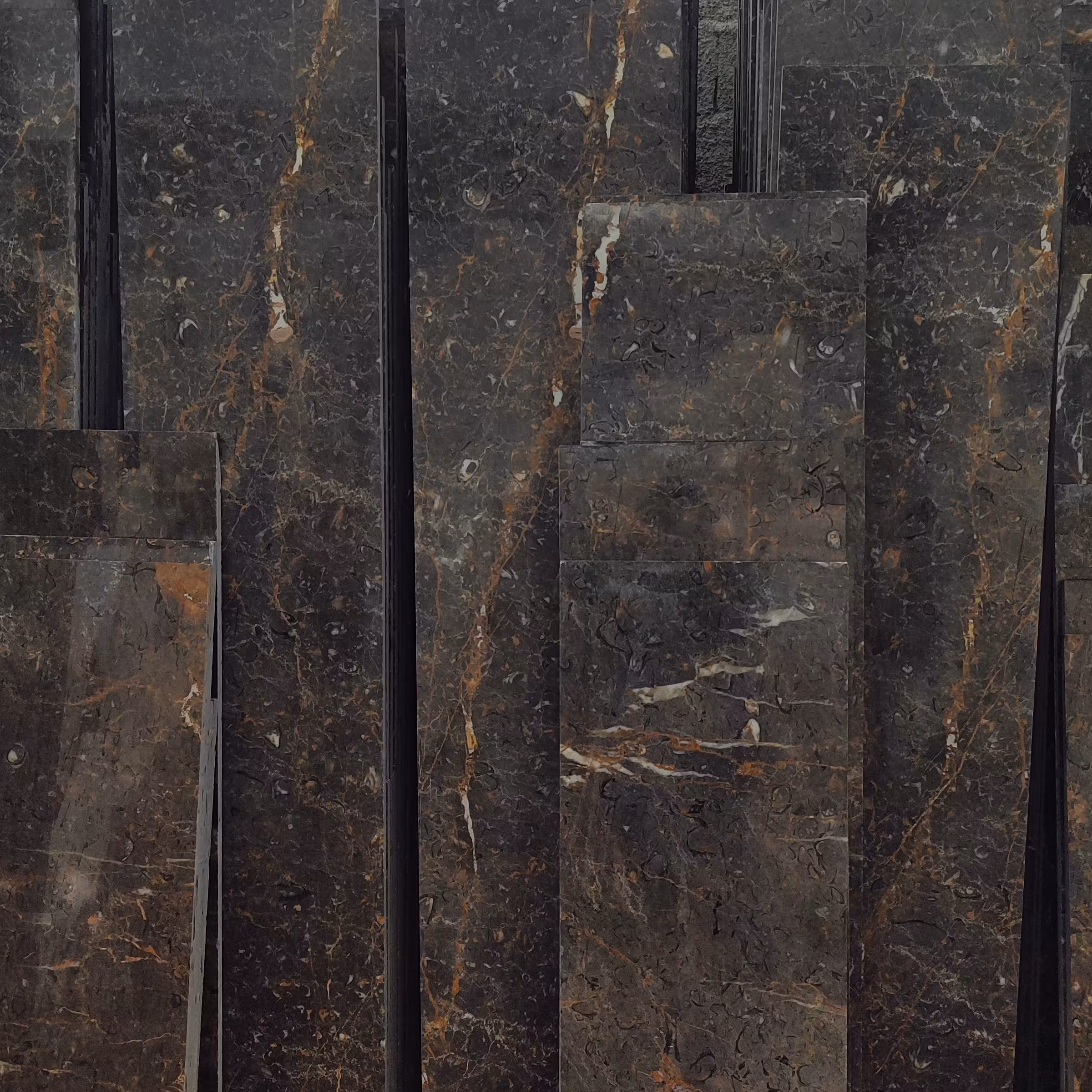 سنگ مشکی گلدن بلک سنگ مرمریت مشکی سنگ راه پله سنگ دونه طلایی دار