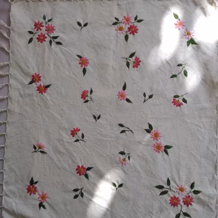 رومیزی گلدوزی شده 