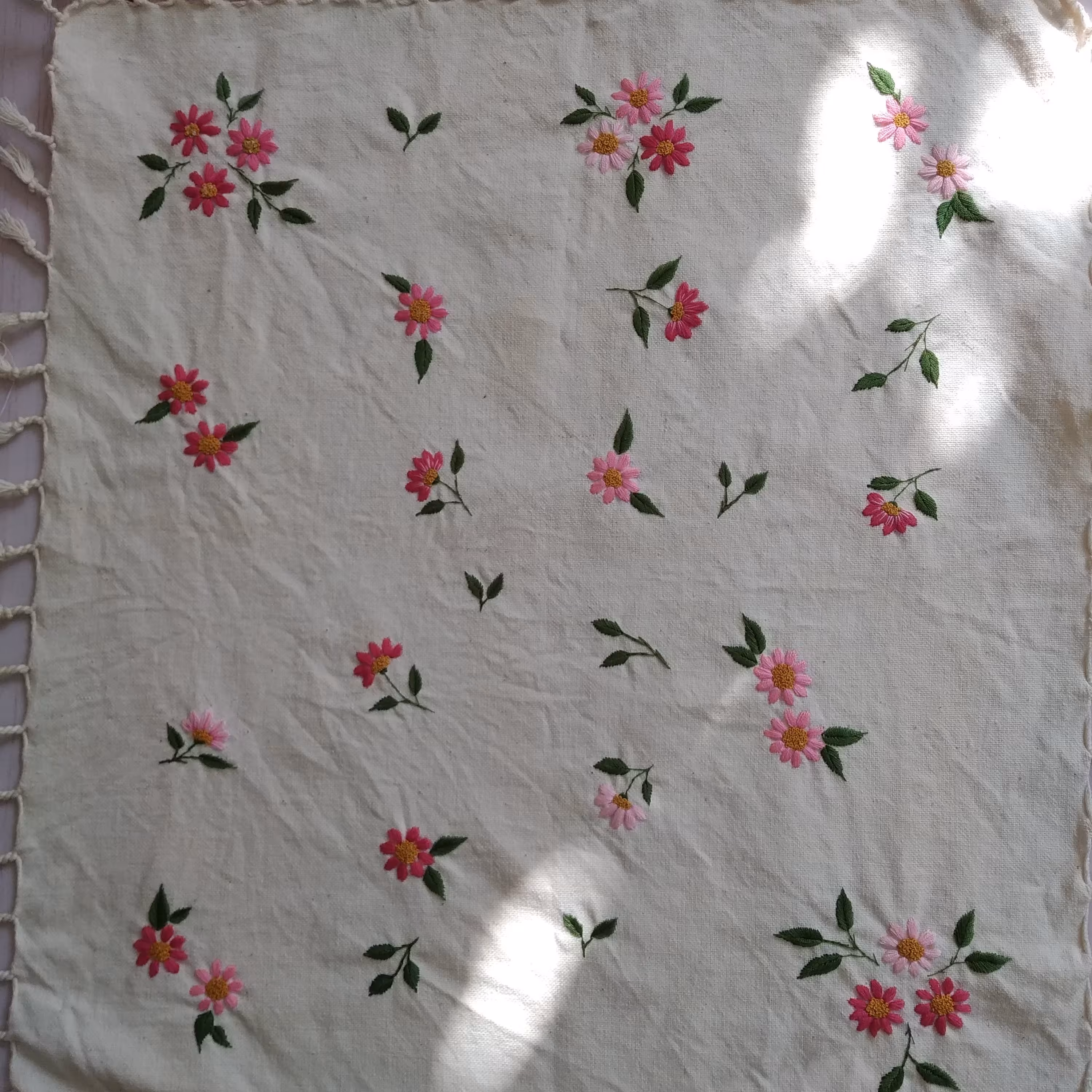 رومیزی گلدوزی شده