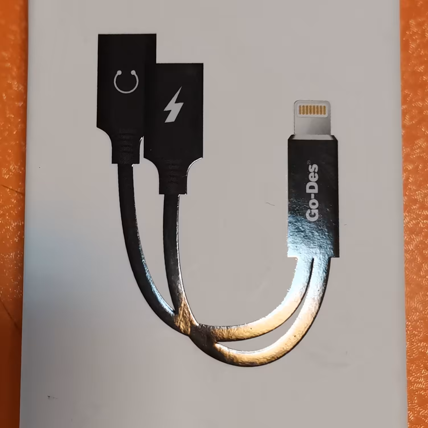 تبدیل 1 به 2 اسپلیتر ایفون
شارژ و auxهم زمان ایفون