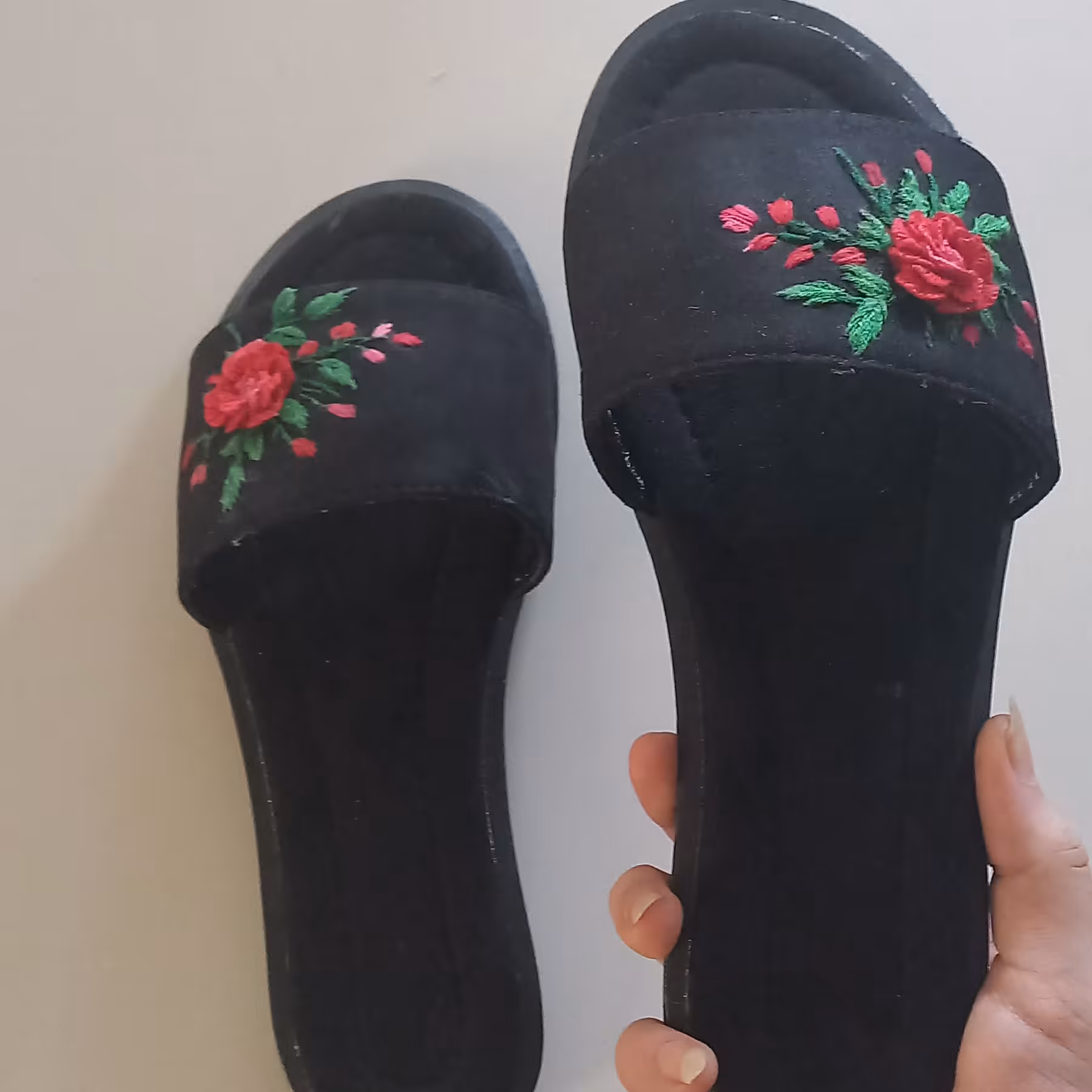 دمپایی گلدوزی قابل سفارش  در رنگ دلخواه  شما(پس کرایه)