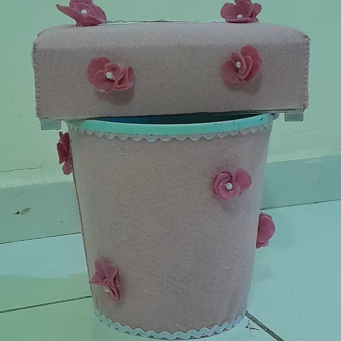 ست نمدی جا دستمالی با ارتفاع 6 سانت و سطل زباله 20سانتی