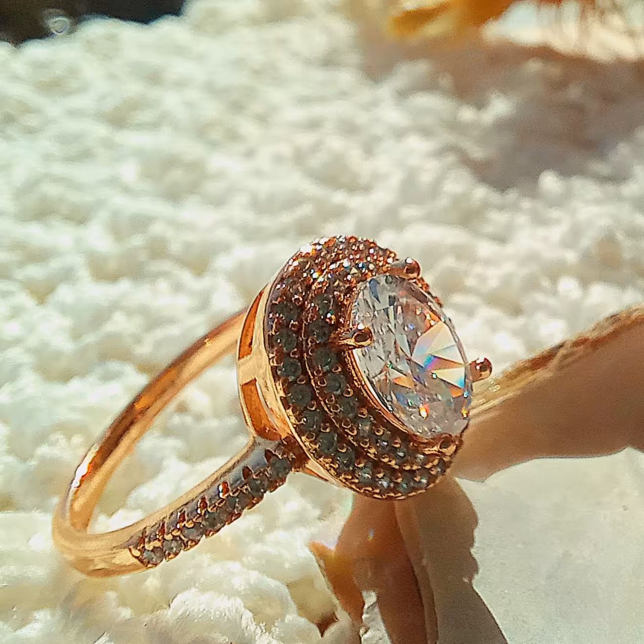 انگشتر تک نگین فوق العاده پرکار  جنس ژوپینگ رنگ ثابت طلایی دوسال ضمانت رنگ ثابتی بسیار شیک  و خاص و منحصر به فرد 