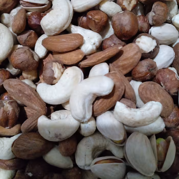 آجیل خام چهار مغز درجه یک با پسته احمدآقایی ومغز فندق تازه ومغز بادام روز شکن ایرانی ملایر درجه یک تازه فوق اعلا کم نظیر