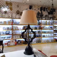 آباژور طرح شمشیری با پایه فلزی مشکی