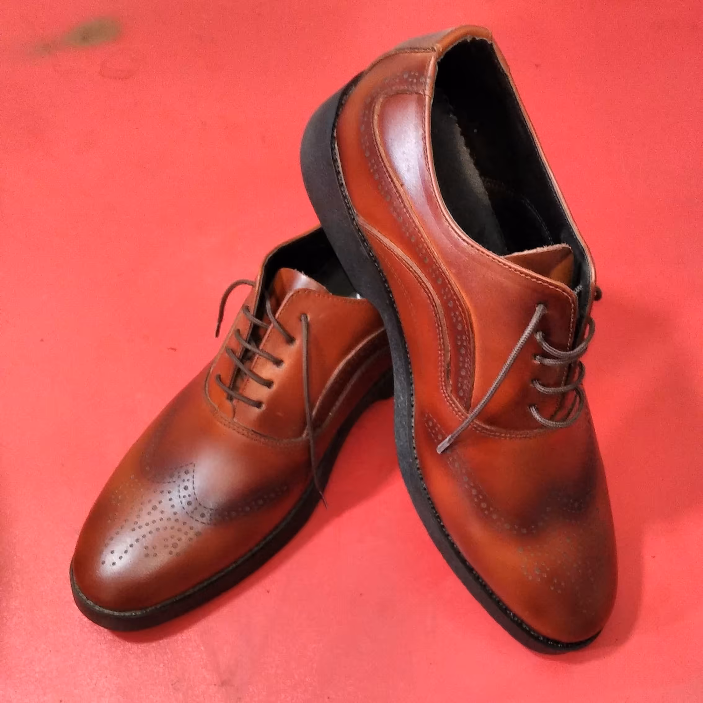 کفش هشترک لیزری چرم طبیعی مرغوب رنگ عسلی دارای سایزبندی زیره ترمو ضدسایش فوق العاده زیبا و پاخور 