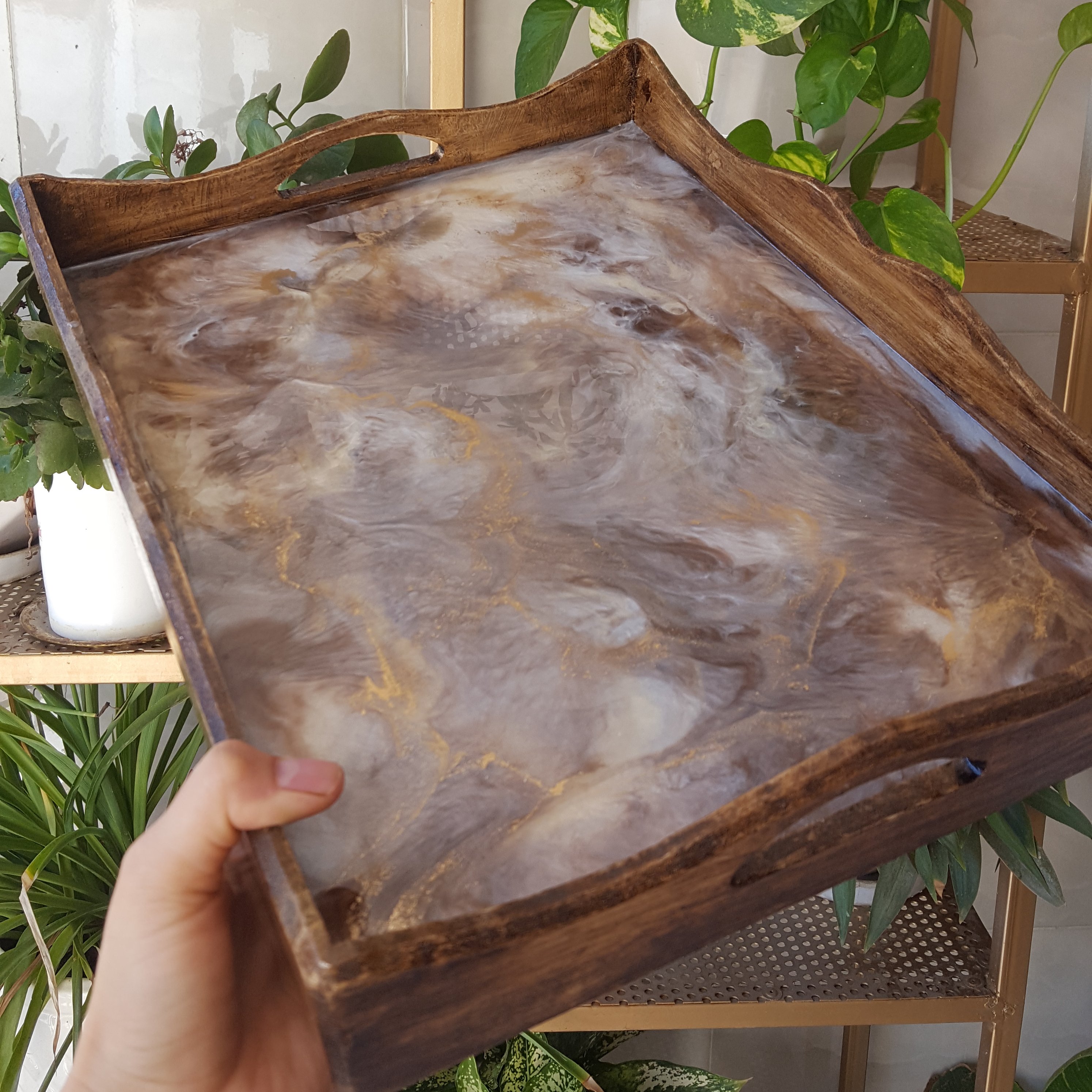 سینی پذیرایی چوب و رزین طرح مرمر قهوهای رنگ شده به رنگ چوب گردو سایز 30 در 40