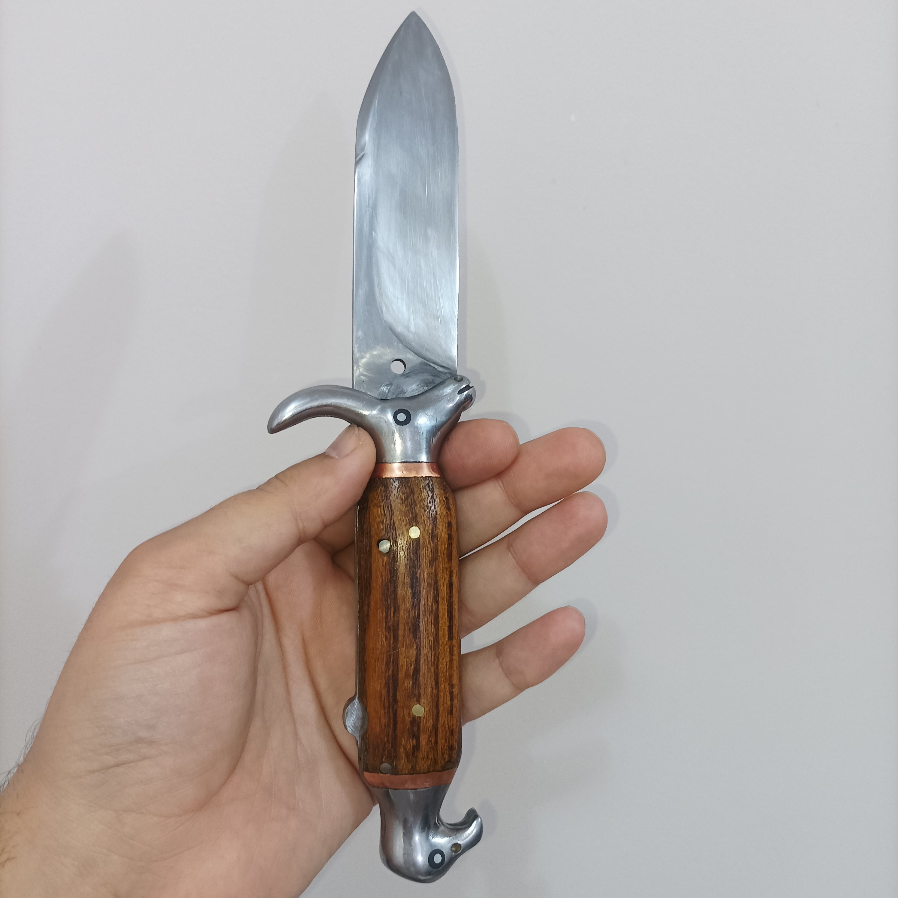 چاقو ضامندار کلکسیونی طرح عقاب گوزن، جنس تیغه از فولاد و جنس دسته از چوب توت