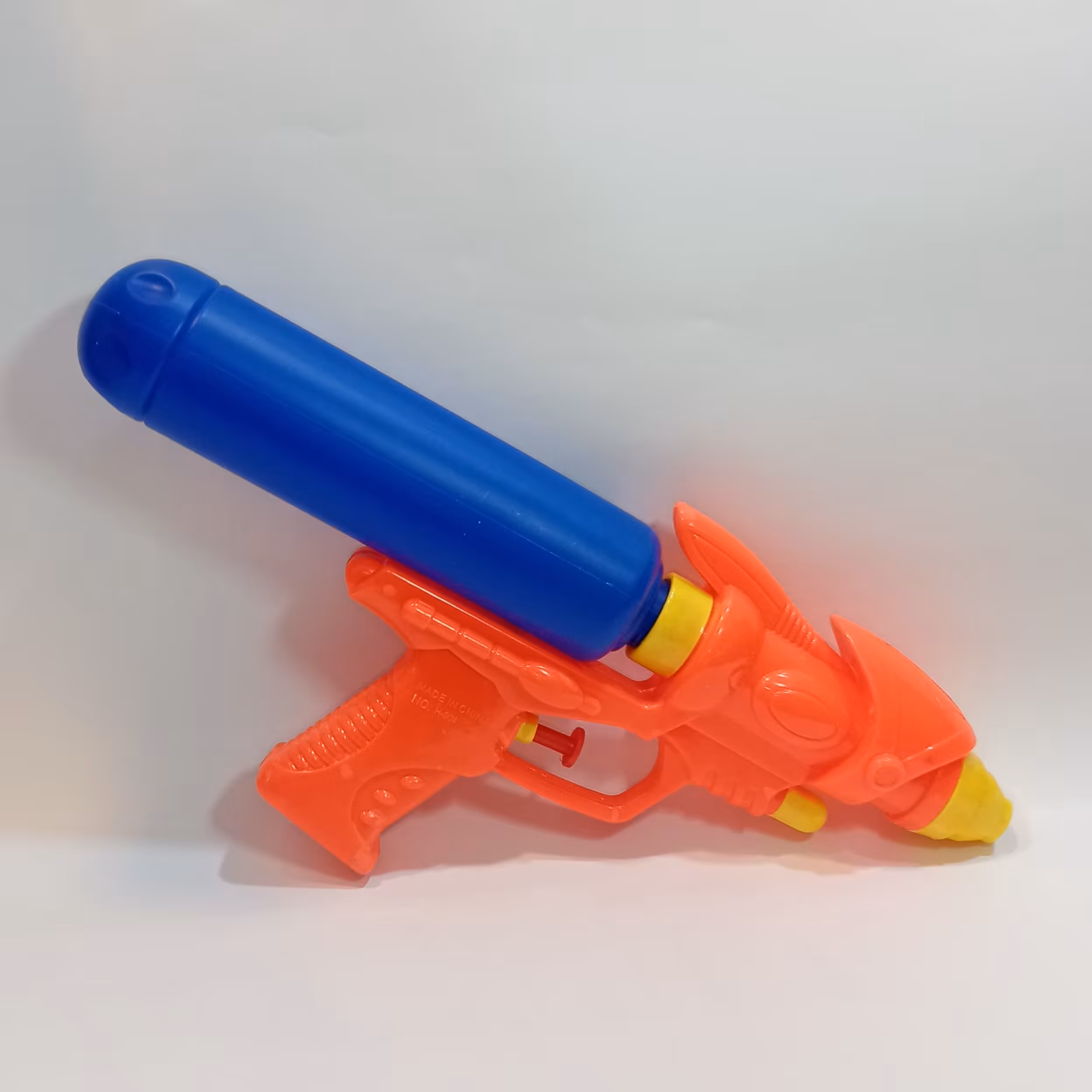 تفنگ آب پاش مخزن دار پلاستیکی مواد نو   ابپاش مدل فضایی