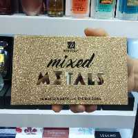 پالت سایه رزبری.(اصلی)در دو طیف رنگ 
9 رنگ مات و 9 رنگ شاین