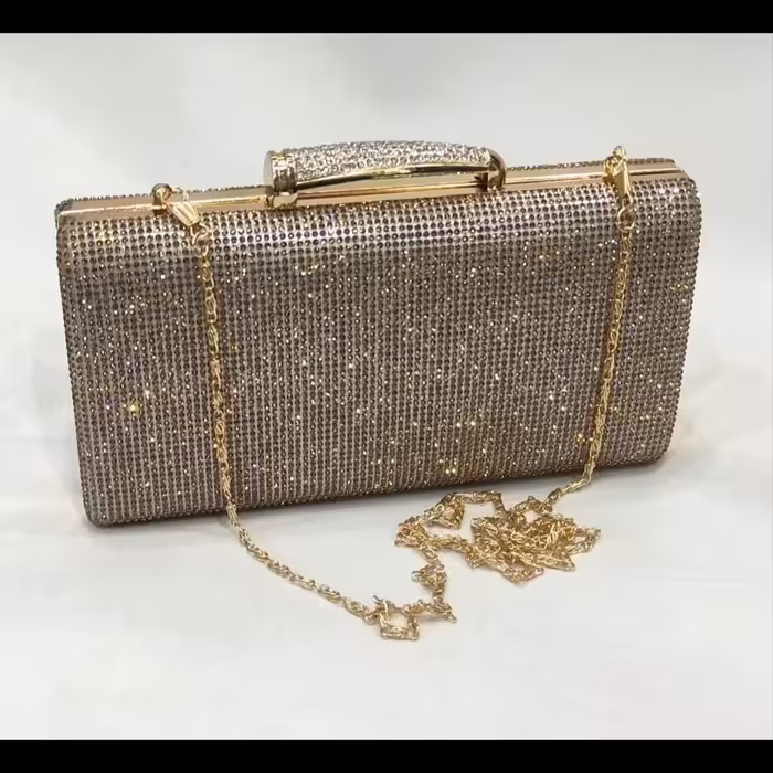 کیف تمام نگین طلایی  طرح جدید با زنجیر بلند..گوشی جا میشه.. سایز 13در23