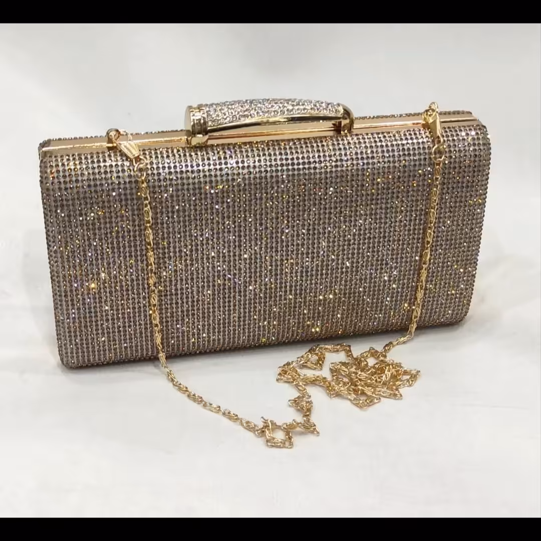 کیف تمام نگین طلایی  طرح جدید با زنجیر بلند..گوشی جا میشه.. سایز 13در23