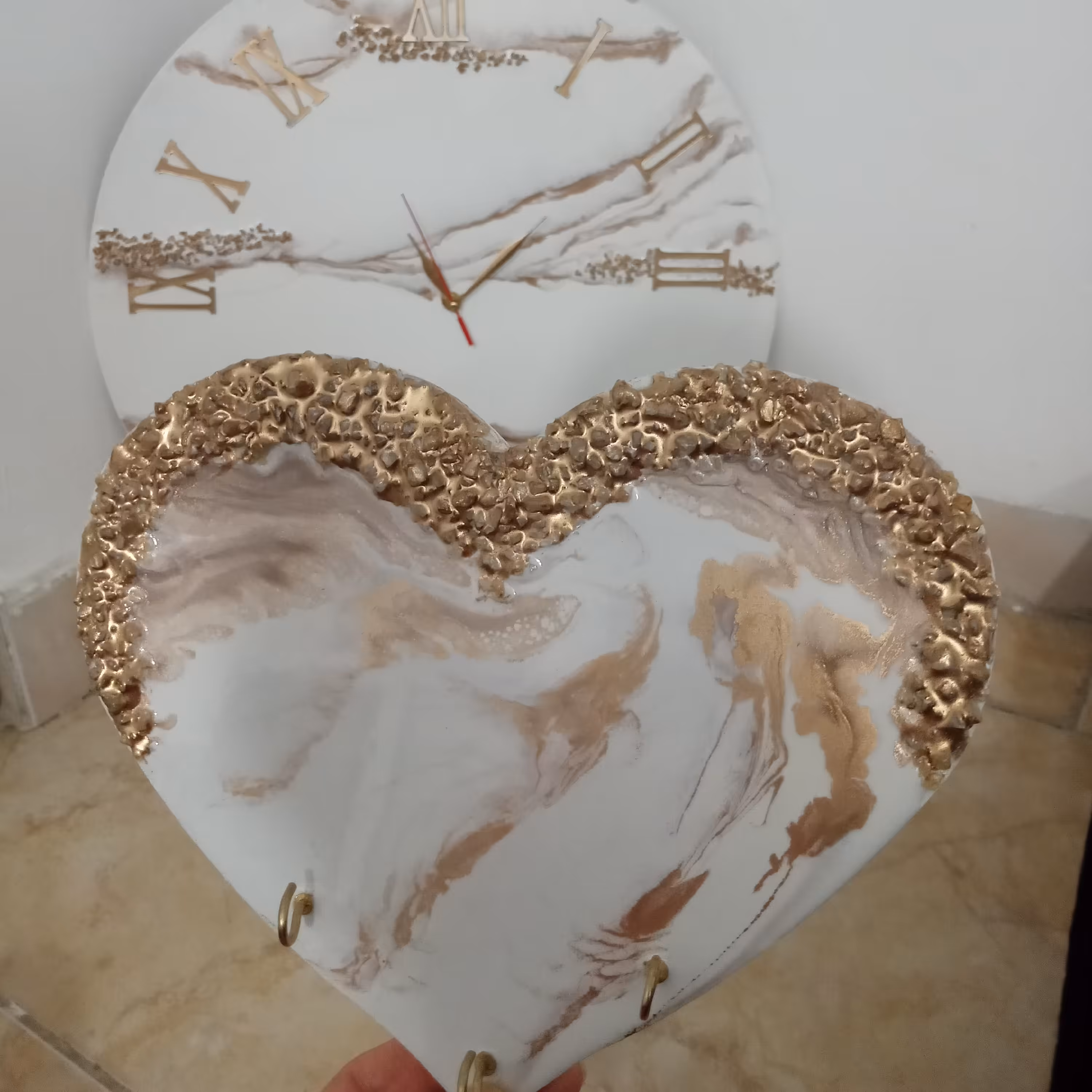 ساعت دیواری رزینی با ست جا کلیدی