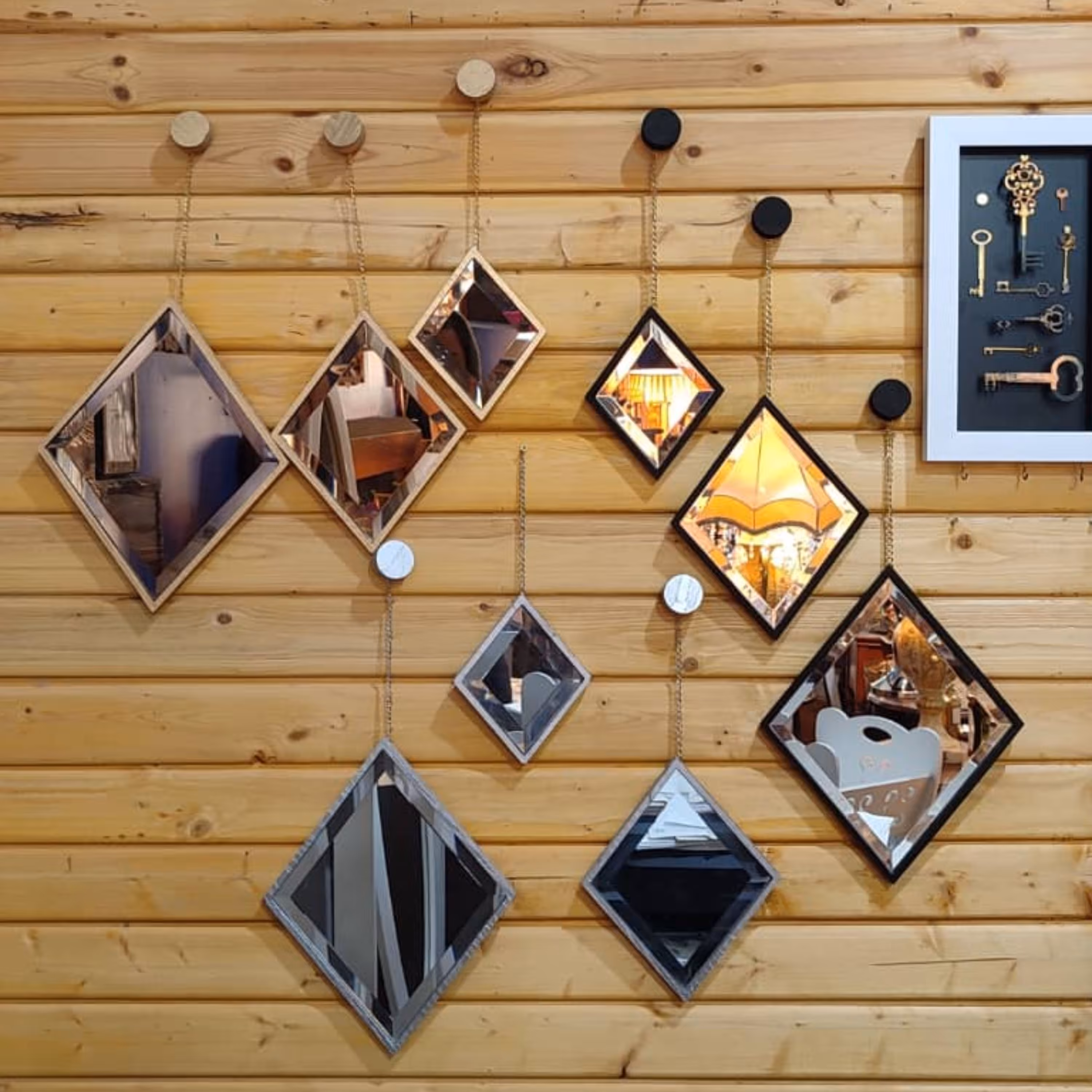 آینه لوزی سه تکه سفید و قهوه ای رنگ  دارای زنجیر ،آینه بدون موج خرید از تولید کننده