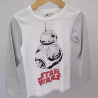 بلوز پاییزه اچ ام سایز 2 تا 4 و 4 تا 6  و 6 تا 8 سال طرح star wars رنگ سفید با آستین طوسی. 
