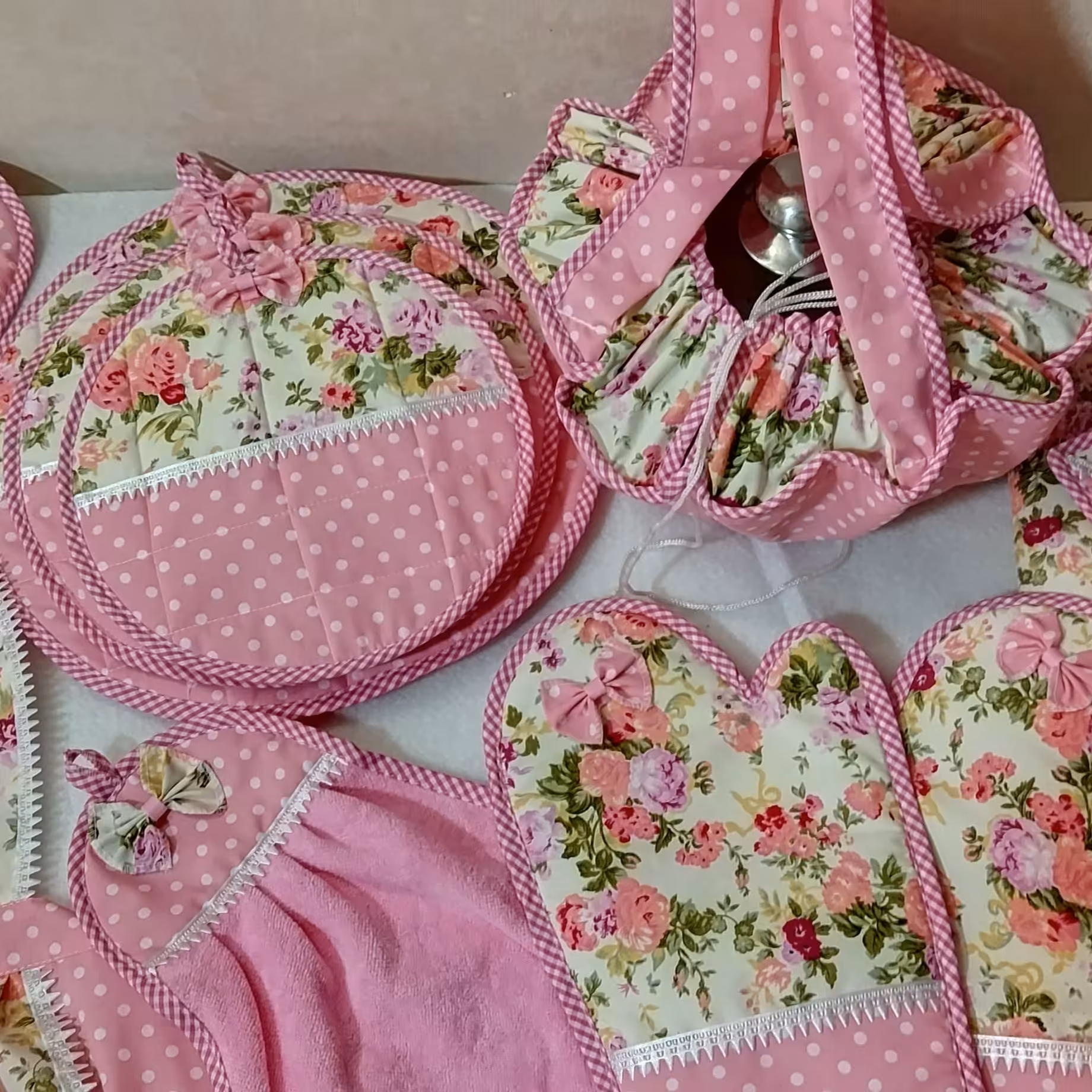 سرویس آشپزخانه  زیبا خالداروگلدار 13تیکه 