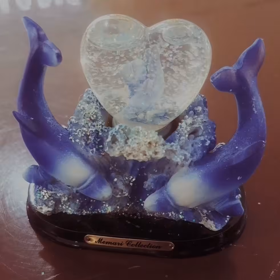 مجسمه پلی استر دلفن همراه با گوی سایز 15 سانتی متر