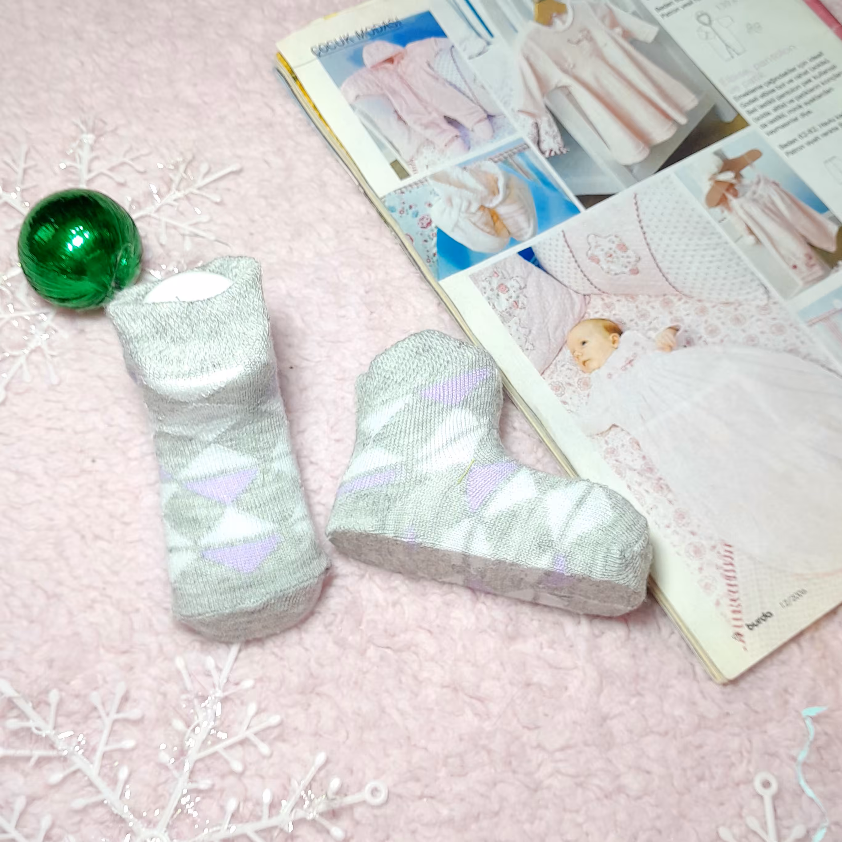 جوراب نوزادی تا یکسال طرح لوزی نخی و لطیف طبق تصویر