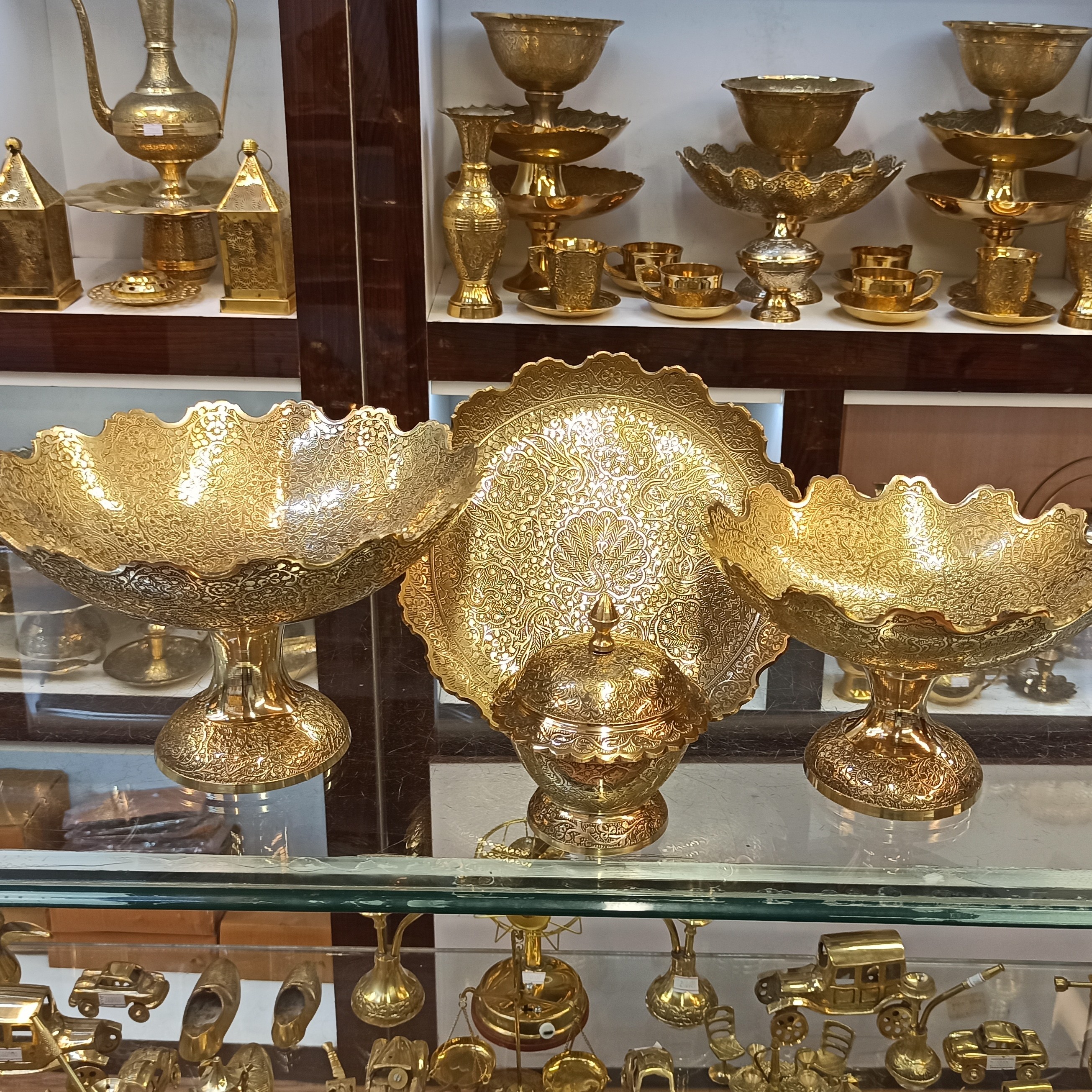 ست پذیرایی برنجی برنزی شامل میوه خوری آجیل شکلات و شیرینی