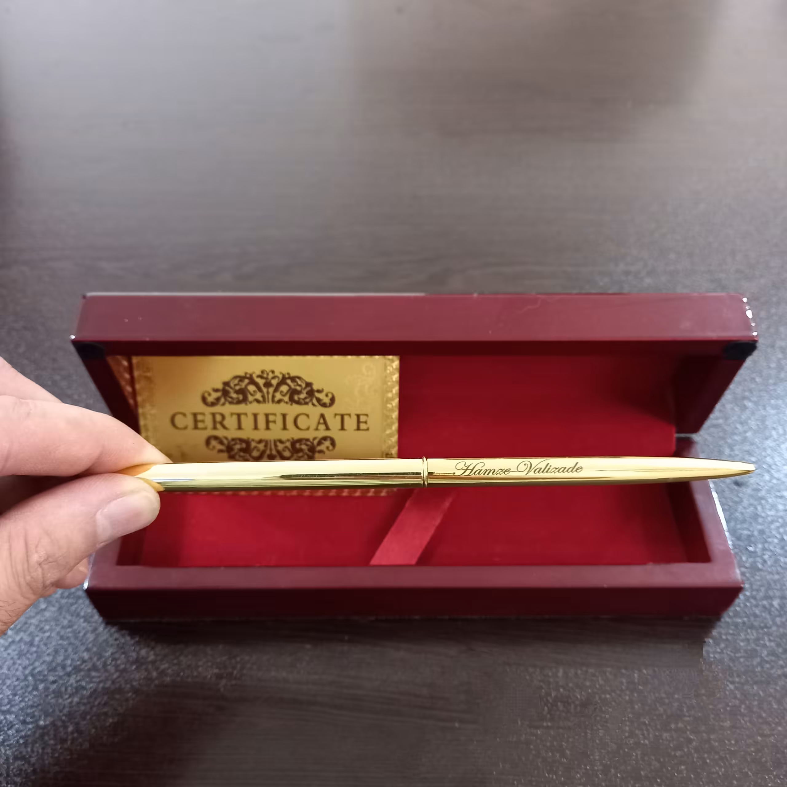 خودکار روکش طلا همراه با جعبه چوبی و شناسنامه با حک اسم 