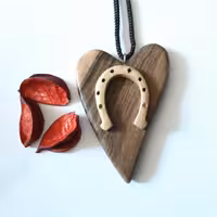 آویز نعل اسب و قلب کاری دستساز از چوب گردو آویز ماشین چوبکده بیدسفید