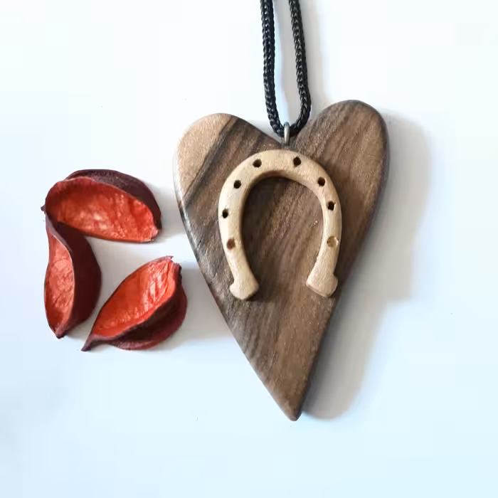 آویز نعل اسب و قلب کاری دستساز از چوب گردو آویز ماشین چوبکده بیدسفید