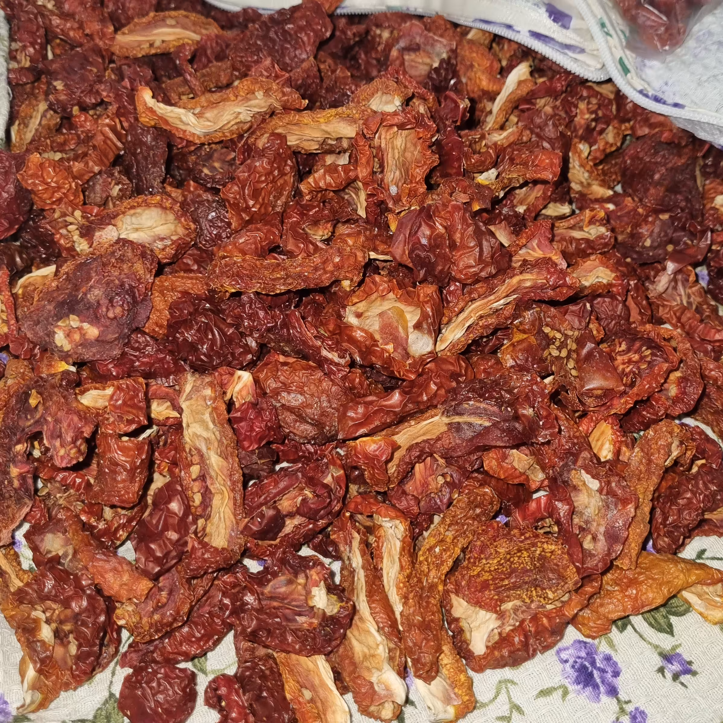 گوجه خشک شده در نور آفتاب  طبیعی و ارگانیک 