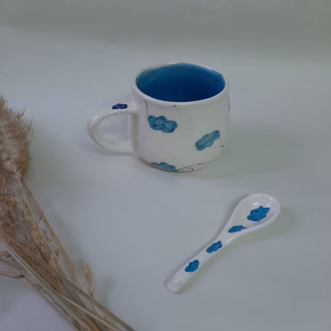 ماگ و قاشق سرامیکی دست ساز طرح ابر داخل ابی 