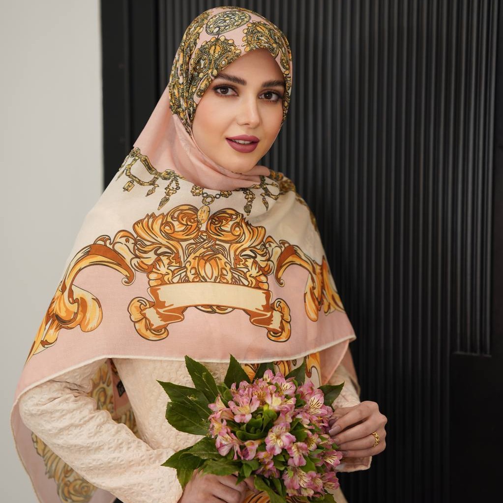 روسری نخی صورتی کرم