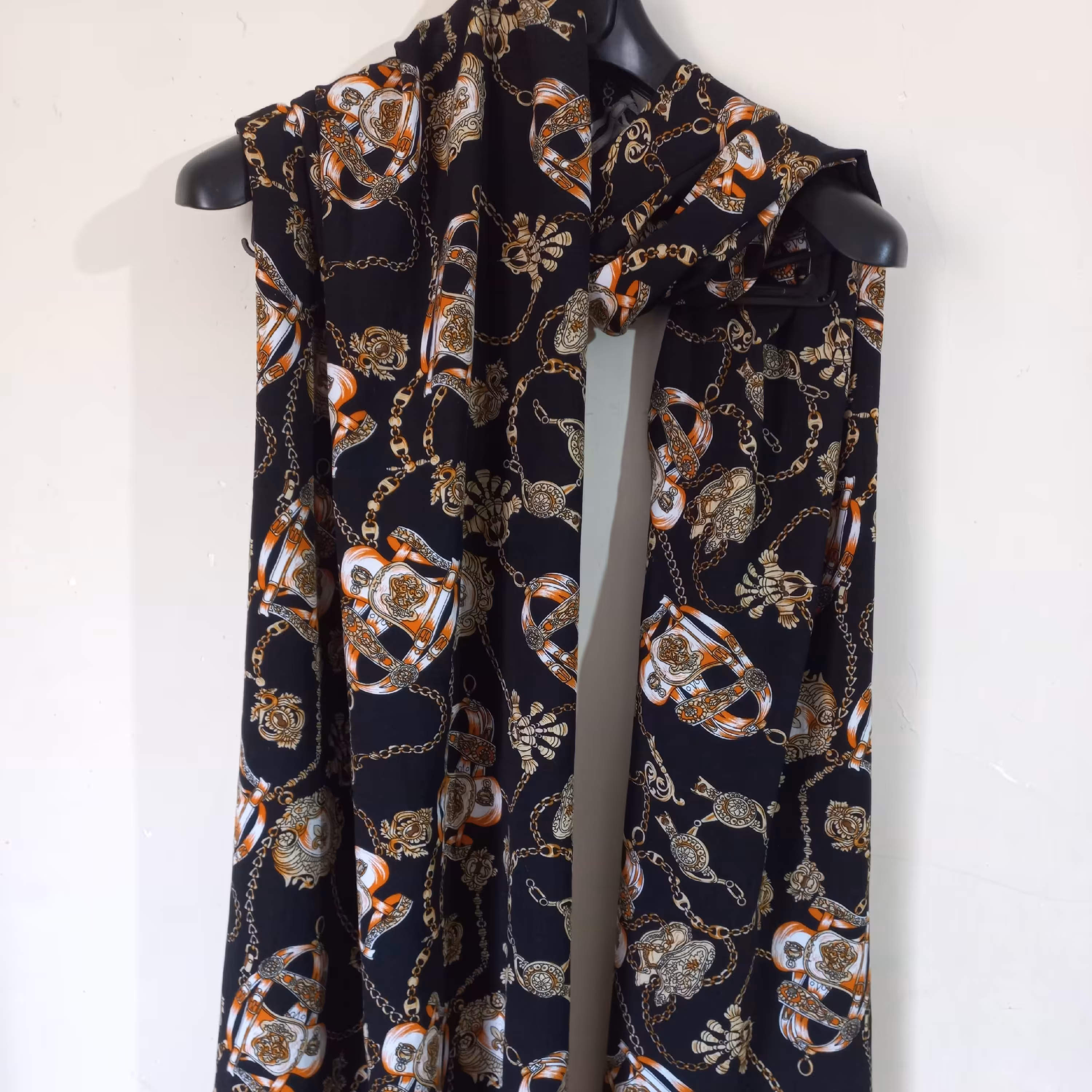 شال نخی طرح زنجیری ایستایی عالی روی سر