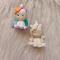 مجسمه تک شاخ خام نشسته