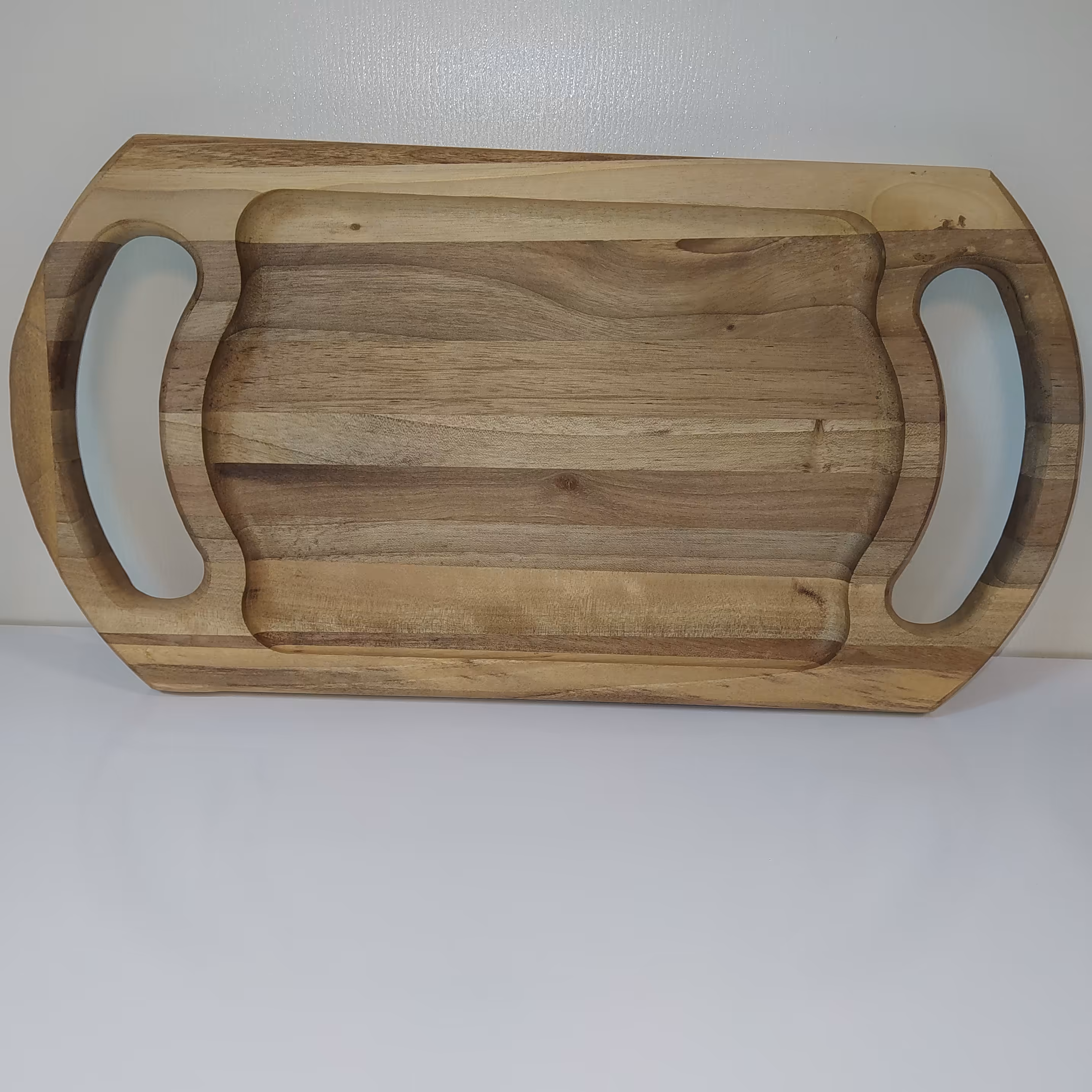 سینی دسته دار چوب گردو .قابل شستشو با پوشش روغن گیاهی و آبگریز.وزن 400 گرم.عرض 35 سانت وطول18 سانت.ضخامت 2 سانت