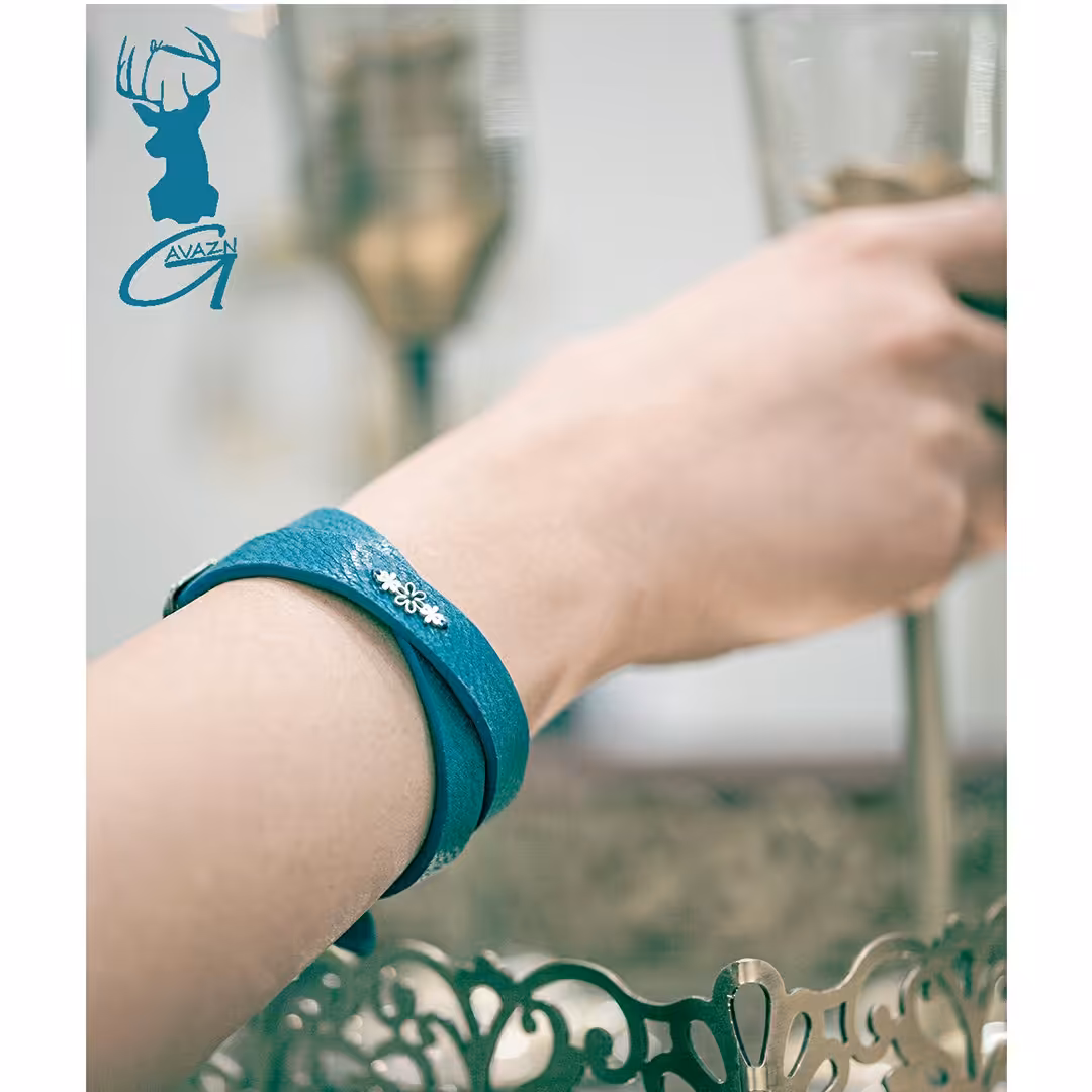 دستبند دو رو چرم طبیعی با یراق استیل رنگ ابی